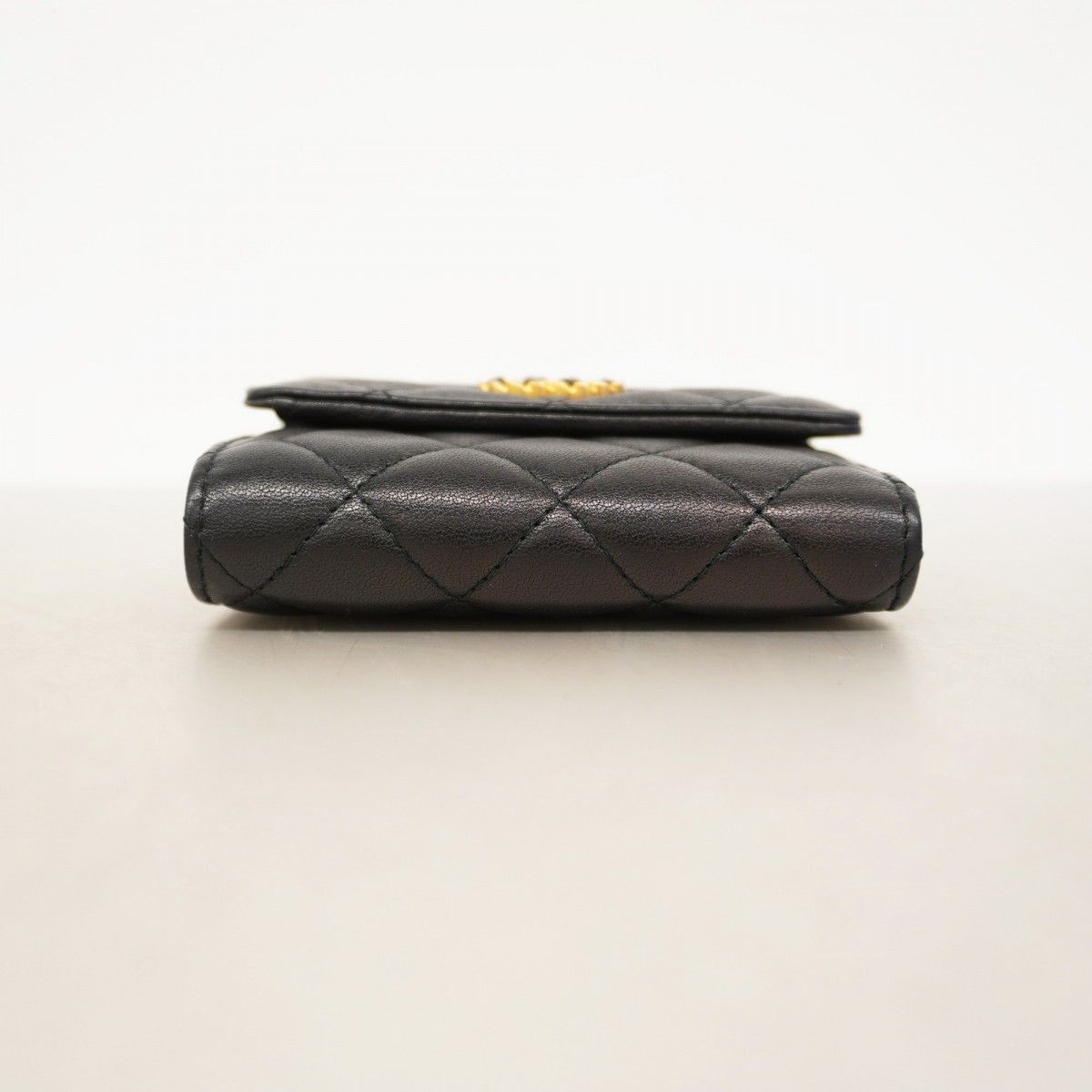 5md4924-h シャネル 三つ折り財布 シャネル19 ラムスキン ブラック ゴールド金具 レディース