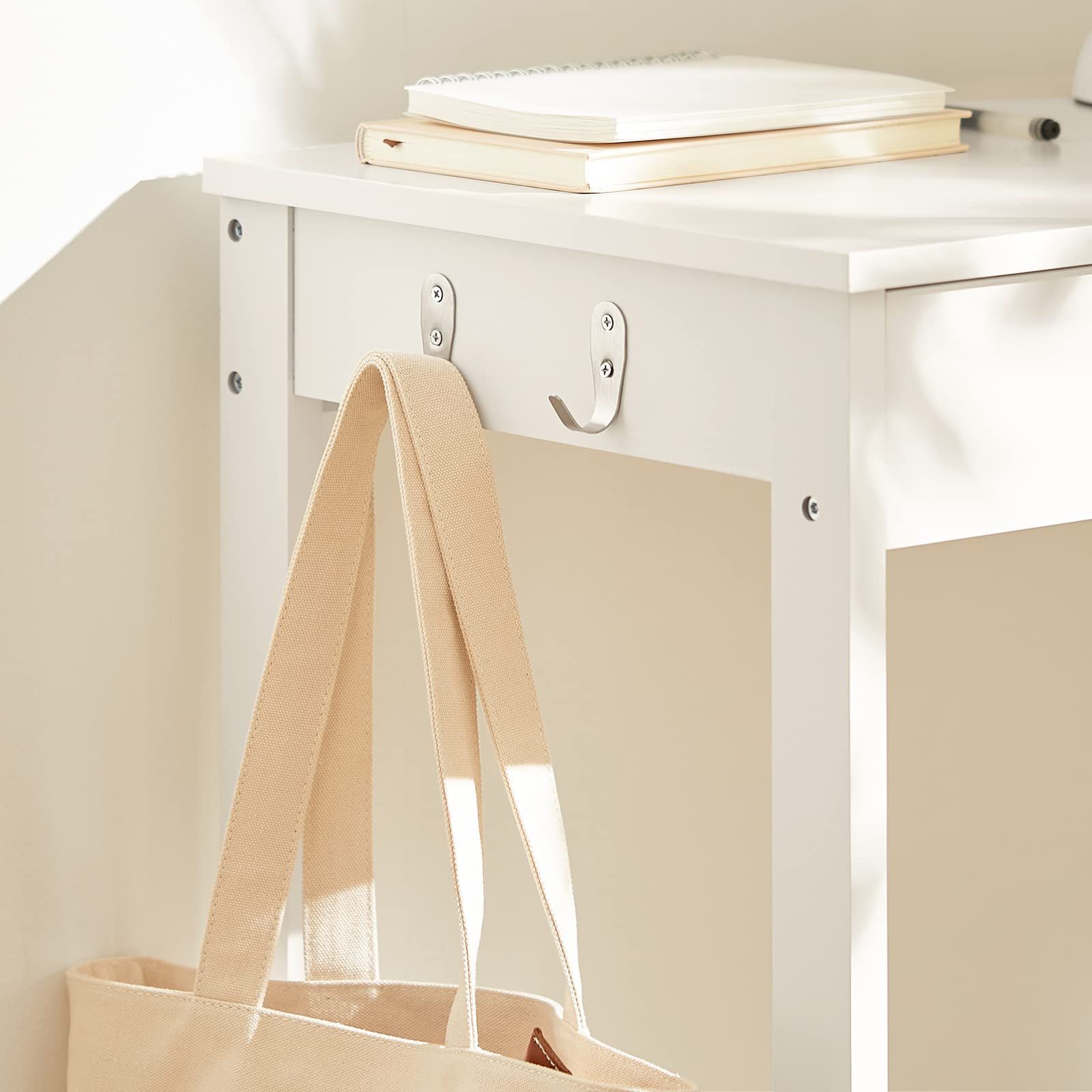 IKEA デスク （シンプル・コンパクト） 座り込む