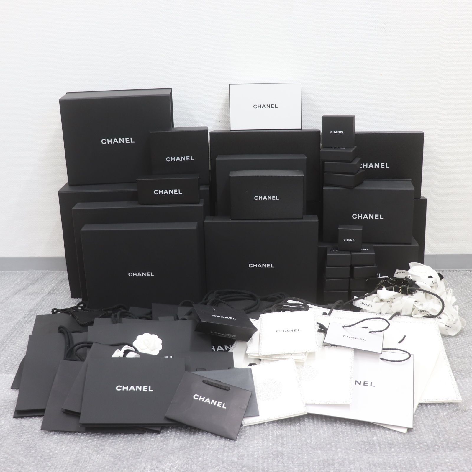 ITSZDPNAS6WO CHANEL シャネル ブランド 箱 BOX ショッパー 純正 ブラック ホワイト インテリア おまとめ リボン 箱31個 紙袋35枚
