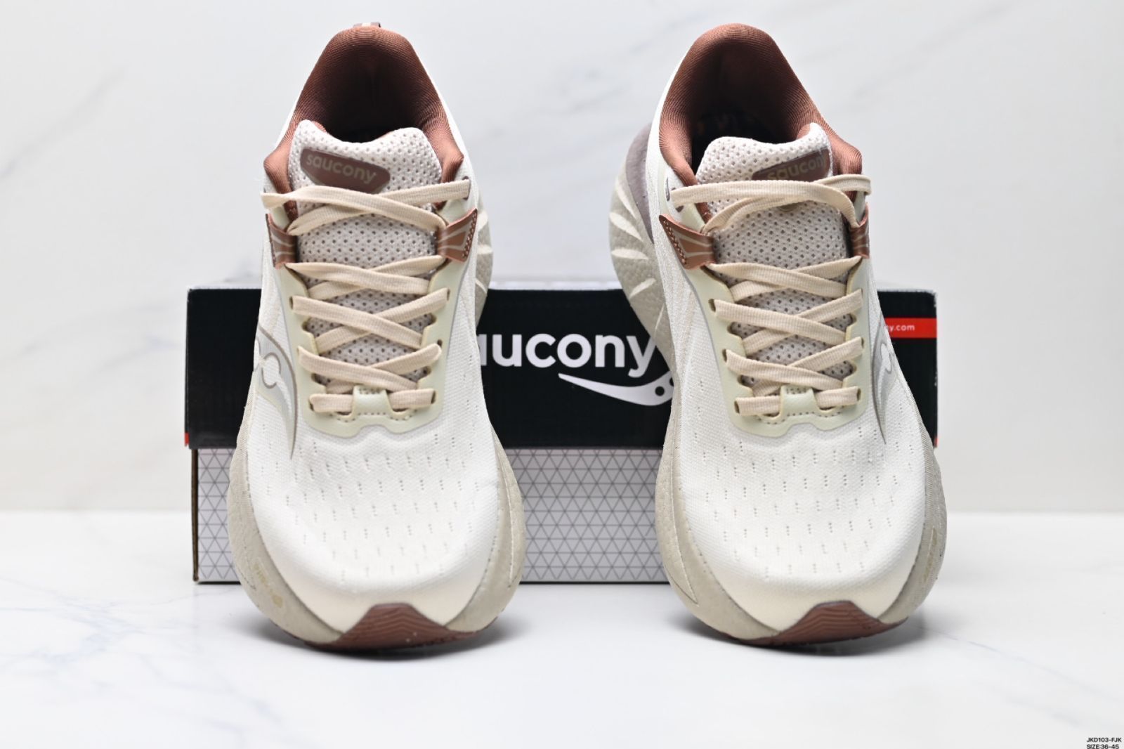 ソコニー TRIUMPH 22 フラッグシップクラスのクッション性能を備えた ジョギング用の震動吸収 通気性良好なロートップトレーニングランニングシューズ KIN-KAAI_COM