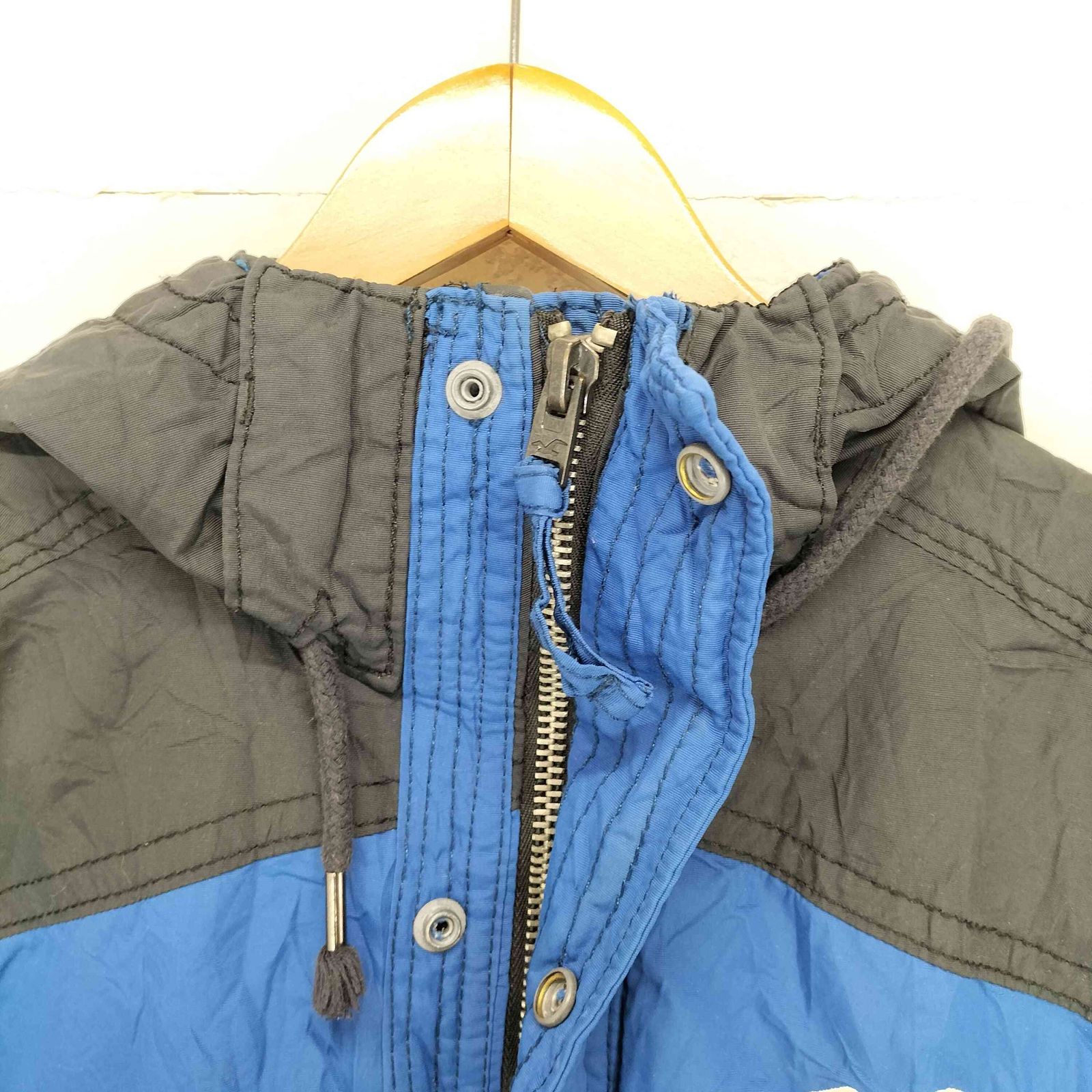 マニア必見 美品 HOLLISTER ホリスター ロゴ刺繍ワッペン アーミージャケット カーキ系 Sサイズ □ 良品 □ HOLLISTER ホリスター □ パーカー □ ジップアップ S