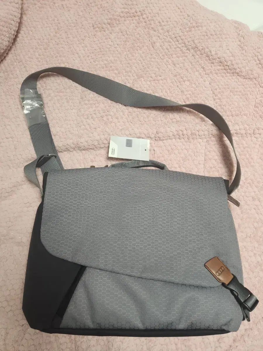 アウディ メッセンジャーバッグ バッグ グレー ノートパソコン 収納