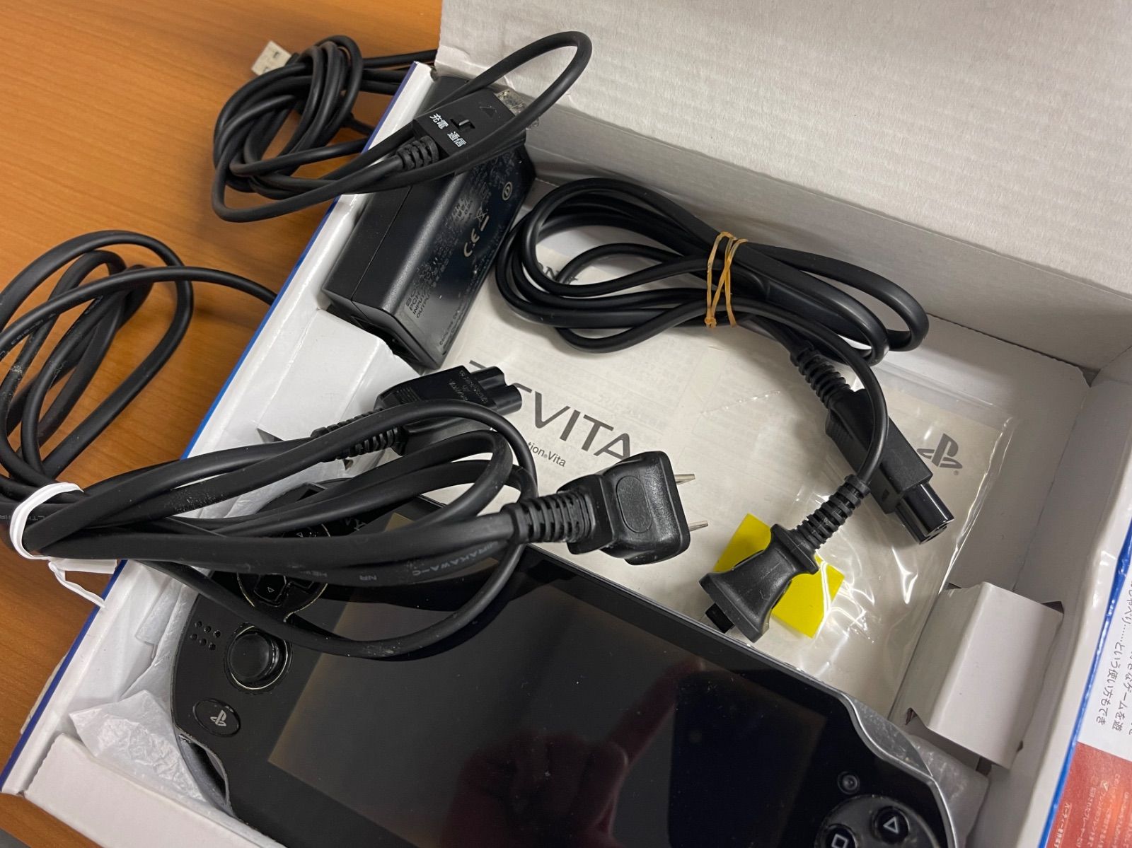 PS Vita 3G/Wi-Fi 本体 箱付き 付属品付き PS Vita 3G/Wi-Fi 本体 箱付き 付属品付き