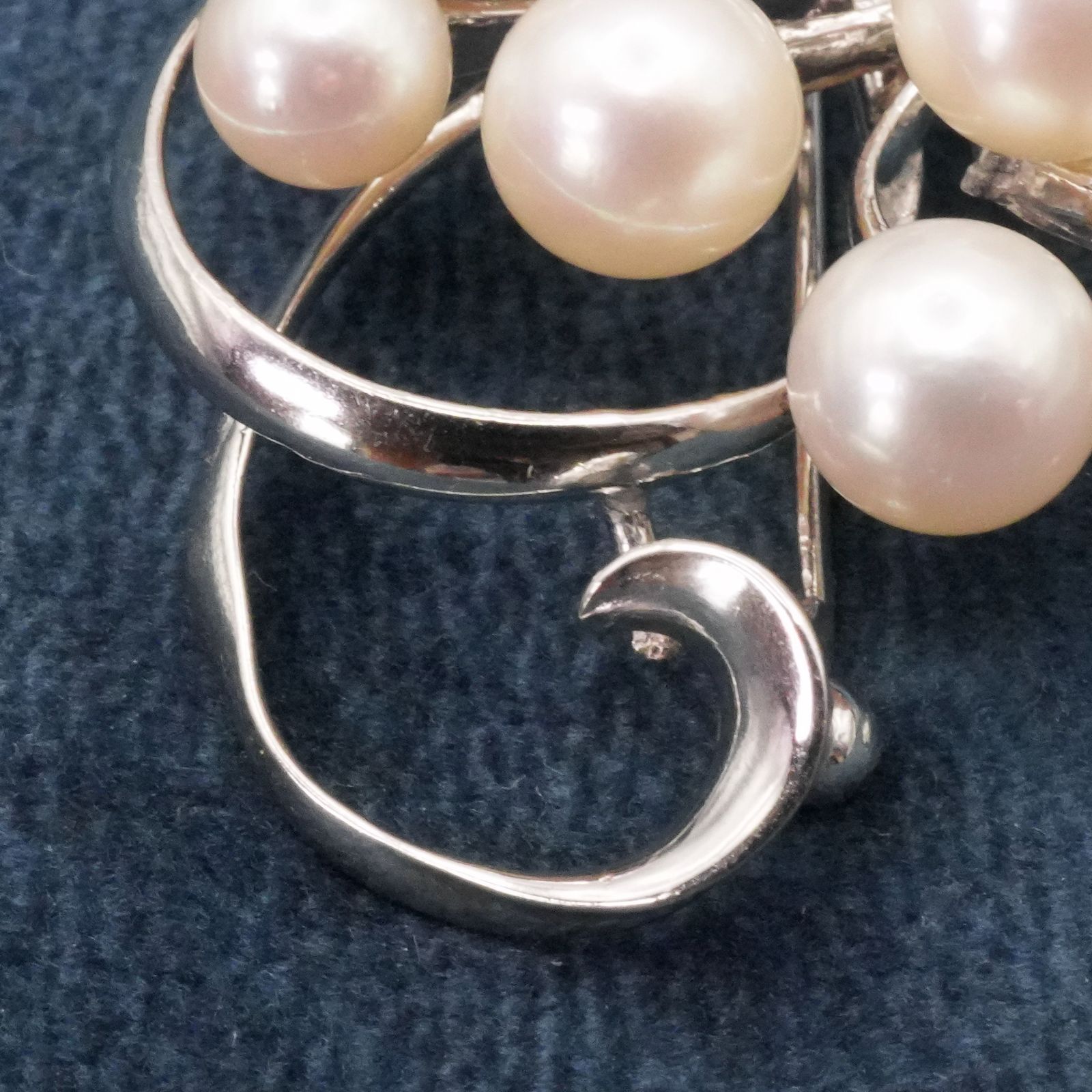 ミキモト シルバー　リボン型ブローチ　未使用　美品 MIKIMOTO - 美品 ミキモト ブローチ シルバー ベビーパール