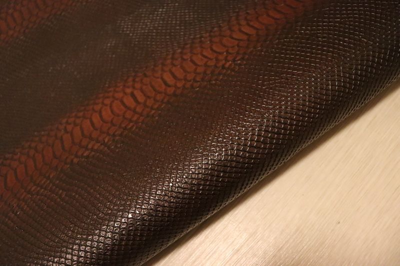 ヴィンテージブラウン 117ds ヌメ革 ショルダーレザー 牛革 イタリア レザー スネーク型押し はぎれ 一枚革 レザークラフト 革 皮 本革 diy 生地 材料