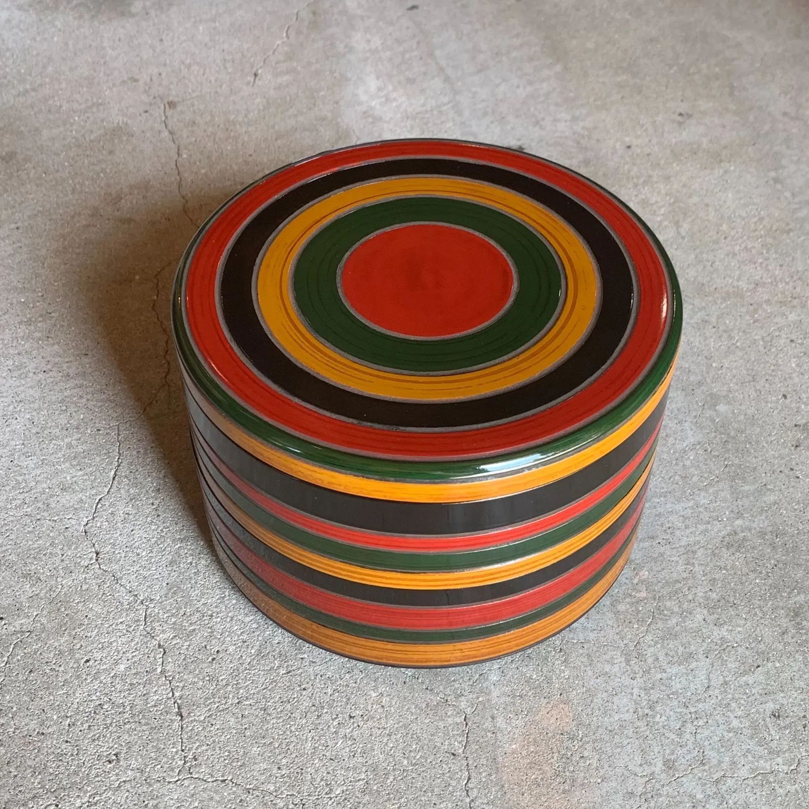 未使用　香川漆器　讃岐彫　独楽塗　天然木　二段丸重　重箱　菓子器　茶道　茶道具 Amazon.co.jp: 香川漆器 讃岐彫 独楽塗 天然木 二段丸重 重箱