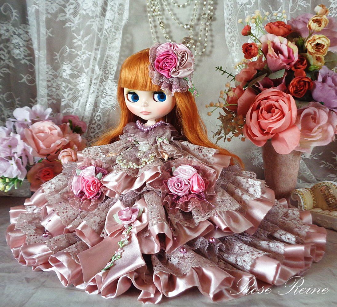 モーブピンクのミステリアスでゴージャスなボリュームフリルドールドレス