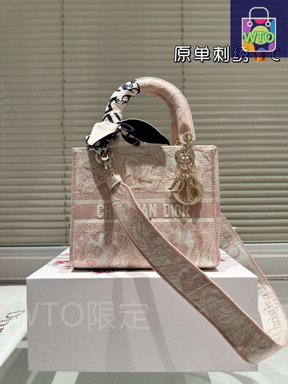 Dior 刺繍入りサテン　サドルポーチ　サドルバッグ　ディオール　ヴィンテージ Dior 刺繍入りサテン サドルポーチ サドルバッグ ディオール