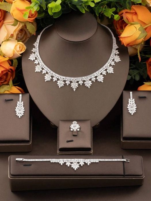 ジュエリー レディース セット 1セット エレガントキュービックジルコニアメイプルリーフデザインジュエリーセット ピアス1ペア ネックレス1本 ブレスレット1本 リング1個が含まれます 女性の結婚式やパーティー