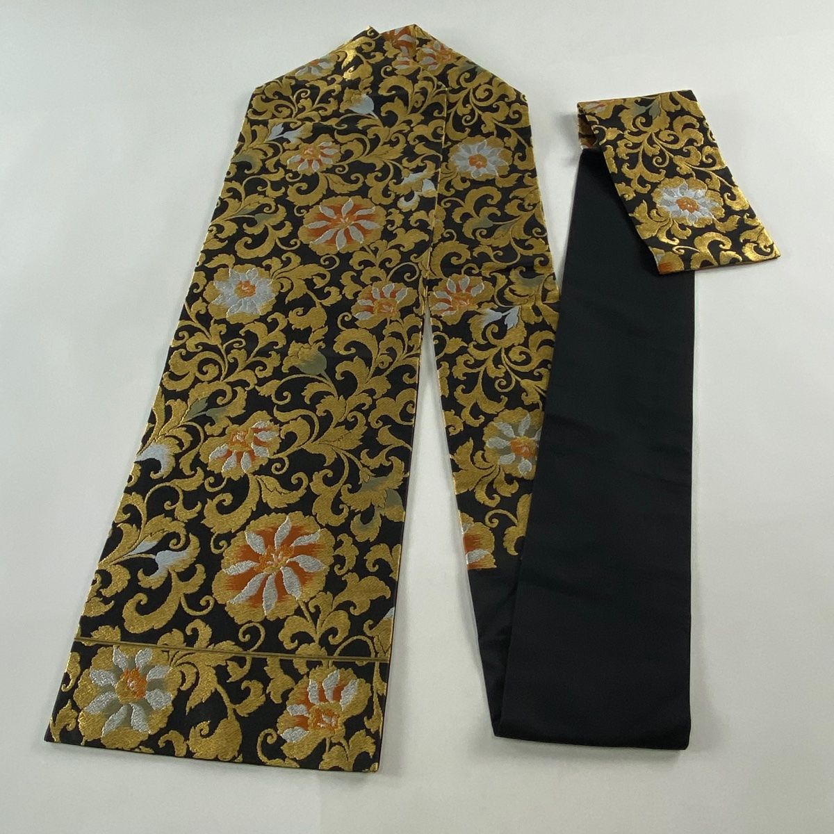 名古屋帯 逸品 花唐草 刺繍 金糸 黒灰 正絹 【中古】 名古屋帯 美品 秀