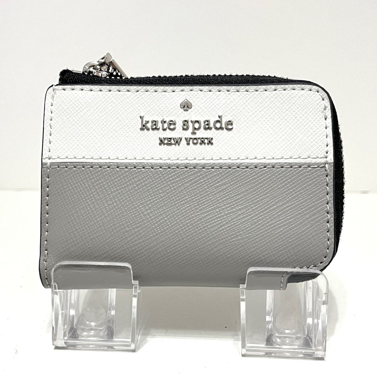 Kate spade(ケイトスペード) キーケース美品 - グレー×白 6連フック/L 