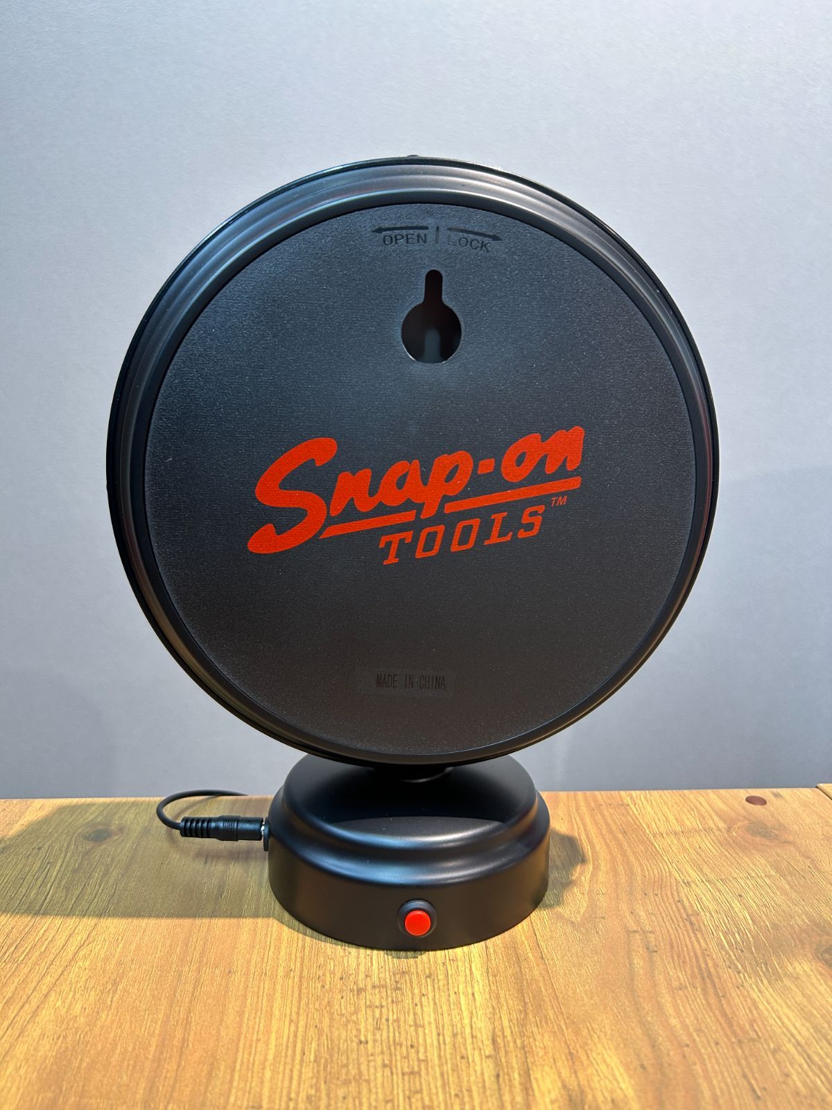 Snap-on　LEDネオンクロック　数量限定　置き時計　JBW010NC　ネオン　スナップオン　工具　新品未使用品　送料無料　ガレージ　お部屋　インテリア　レッドネオン　単三電池　23.5×28.5　アメリカン　アメリカ　アメ車　シボレー　フォード　ハマー