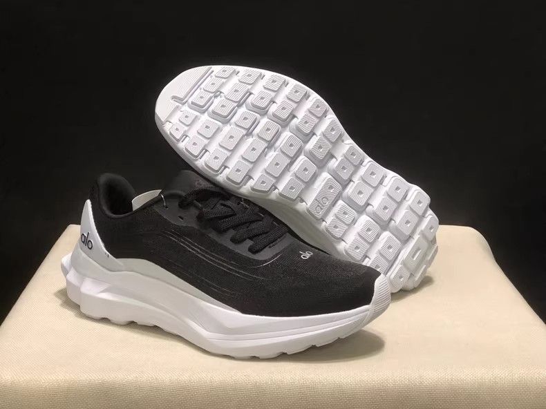 新品未使用】ALO Yoga Alo Runner アローヨガ アローランナー