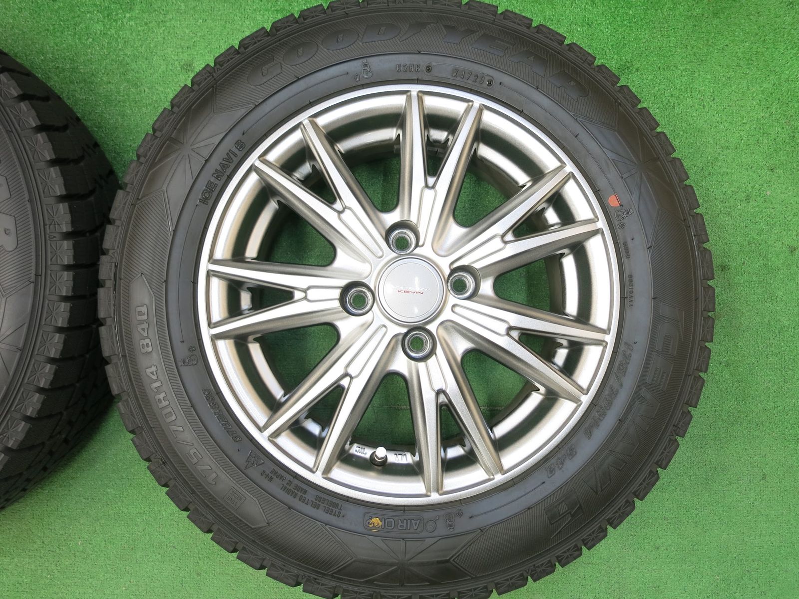 送料無料]バリ溝！20年！キレイ！ほぼ10分☆スタッドレス 175/70R14