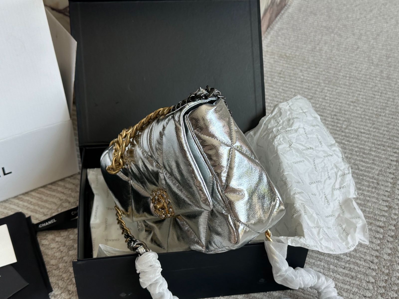 今月のみ値下げ！交渉によりお値下げ可CHANEL19 レアバッグ シャネル(CHANEL)シャネル CHANEL19 チェーンショルダー バッグ