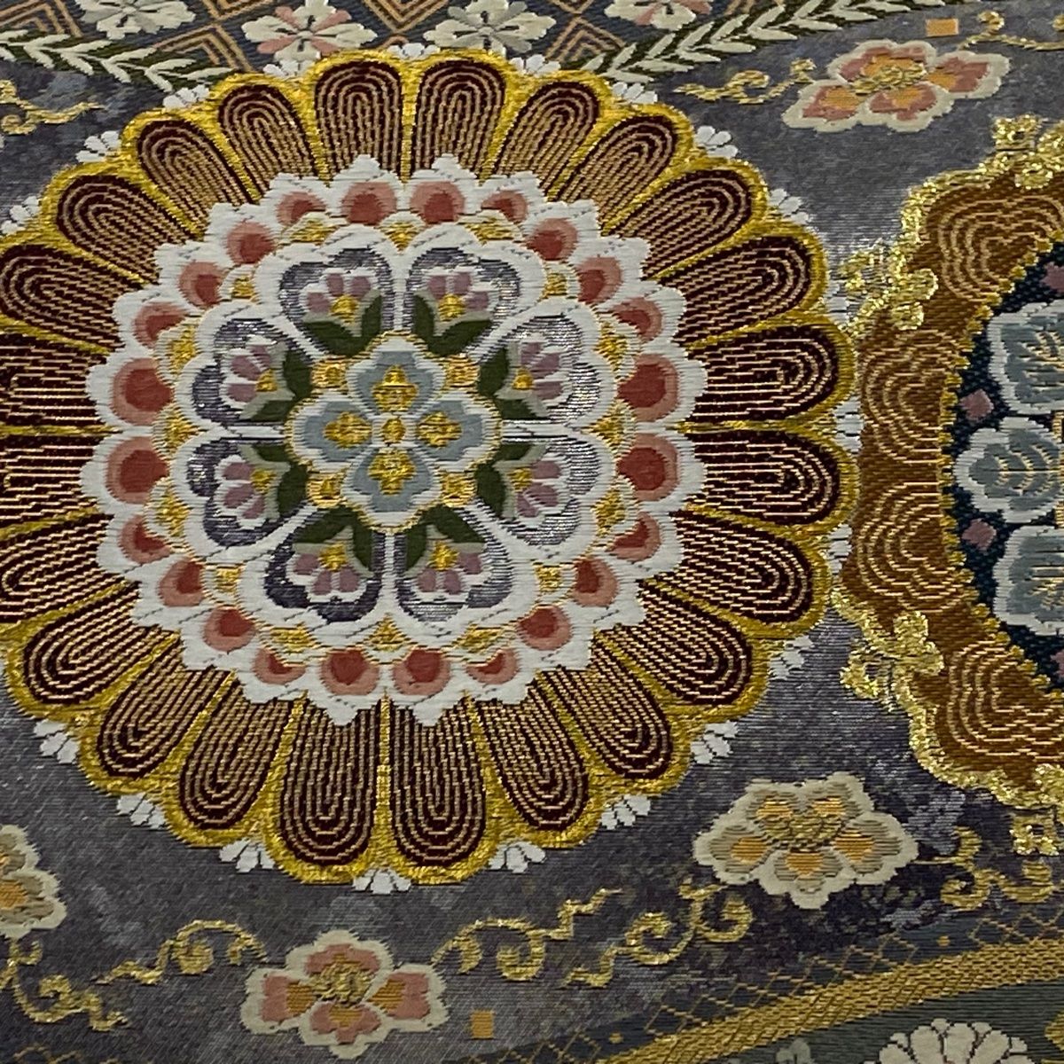 袋帯 美品 逸品 証紙 伊豆蔵賢三 華文 花唐草 金糸 箔 灰茶 六通 正絹 