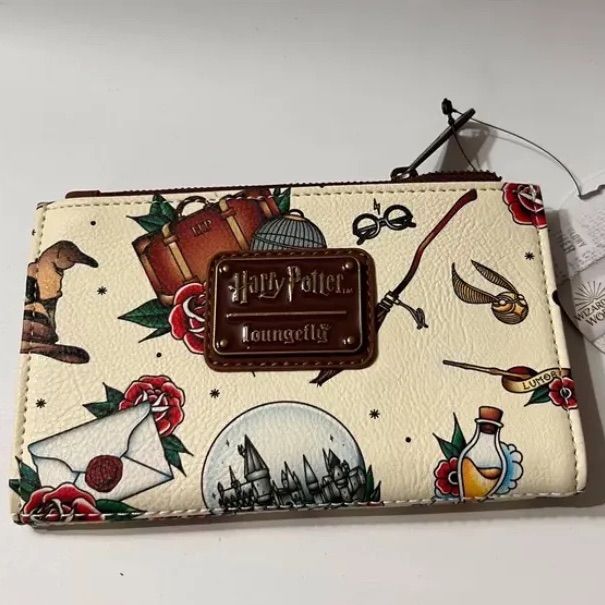 ラウンジフライ loungefly    ハリーポッターHarry Potter  ワールド・オブ 総柄折り財布