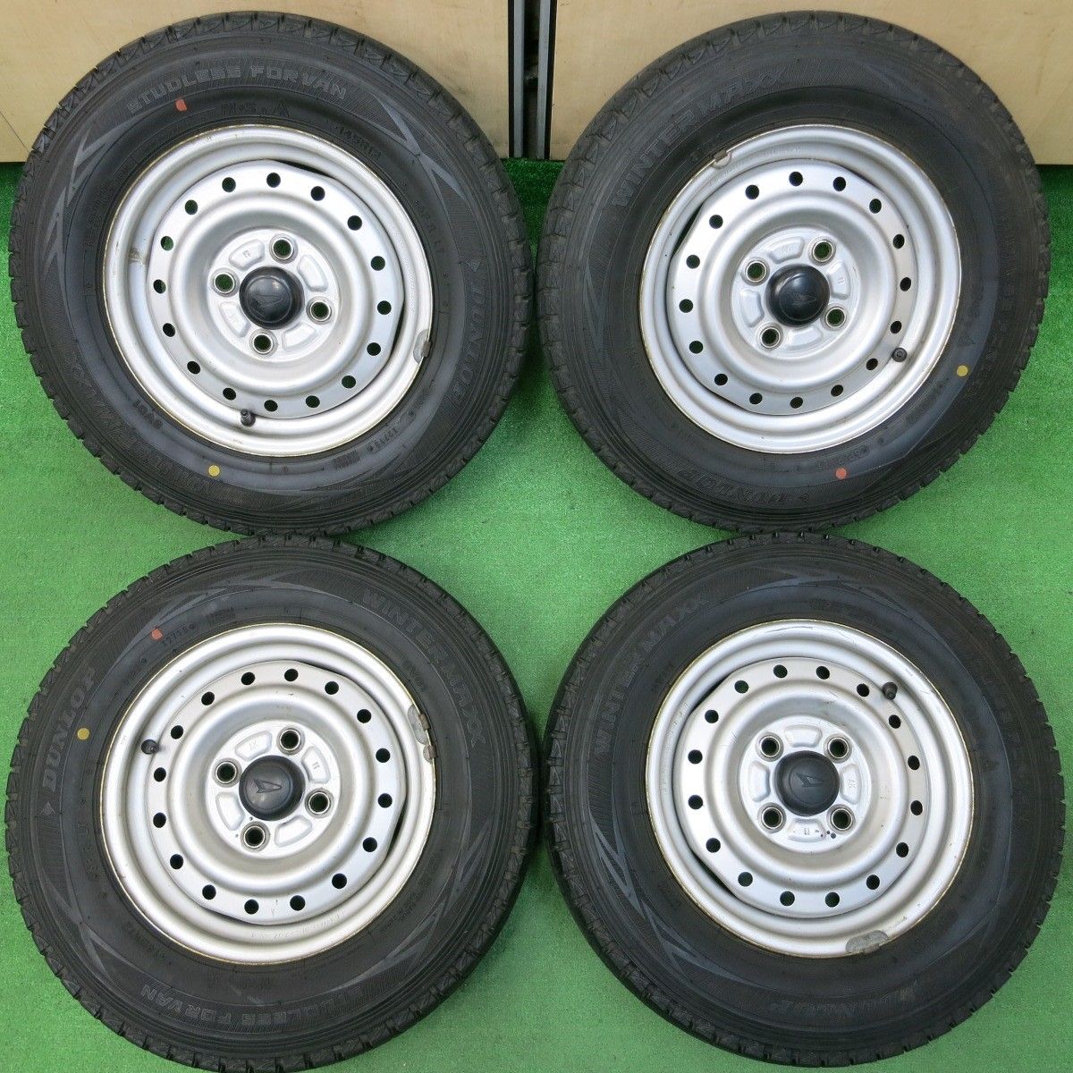 *送料無料* 4本価格ダイハツ ハイゼット 純正 スチール 145R12 6PR スタッドレス ダンロップ ウインターマックス SV01 PCD100/4H4032703イス