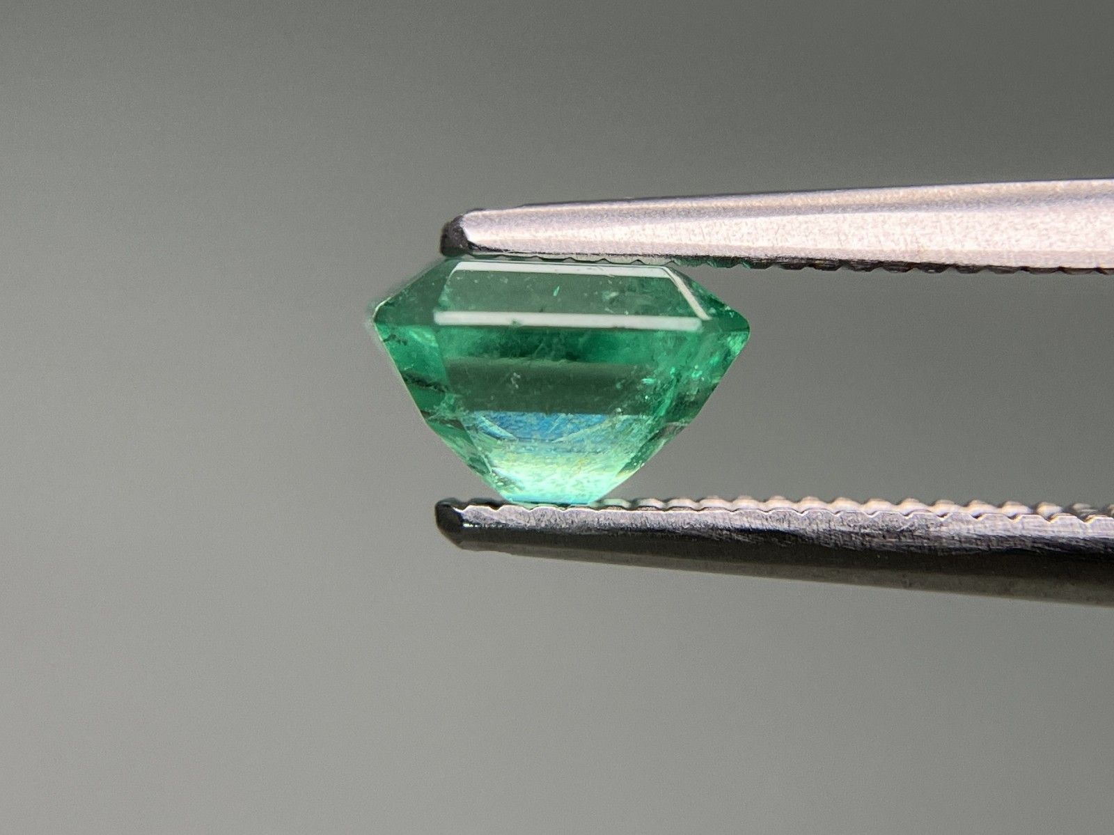 エメラルド 1.168ct 中央宝石ソーティング付き 6.49×6.24×4.24