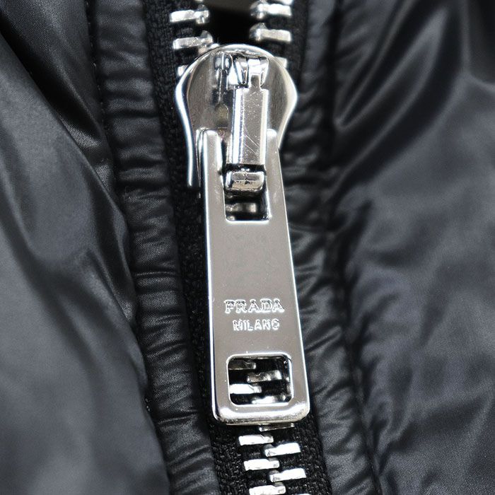 【極美品】PRADA ダウンベスト アウター 三角ロゴ ブラック M 極美品】PRADA プラダ ダウンベスト 三角ロゴ トライアングル ブラック