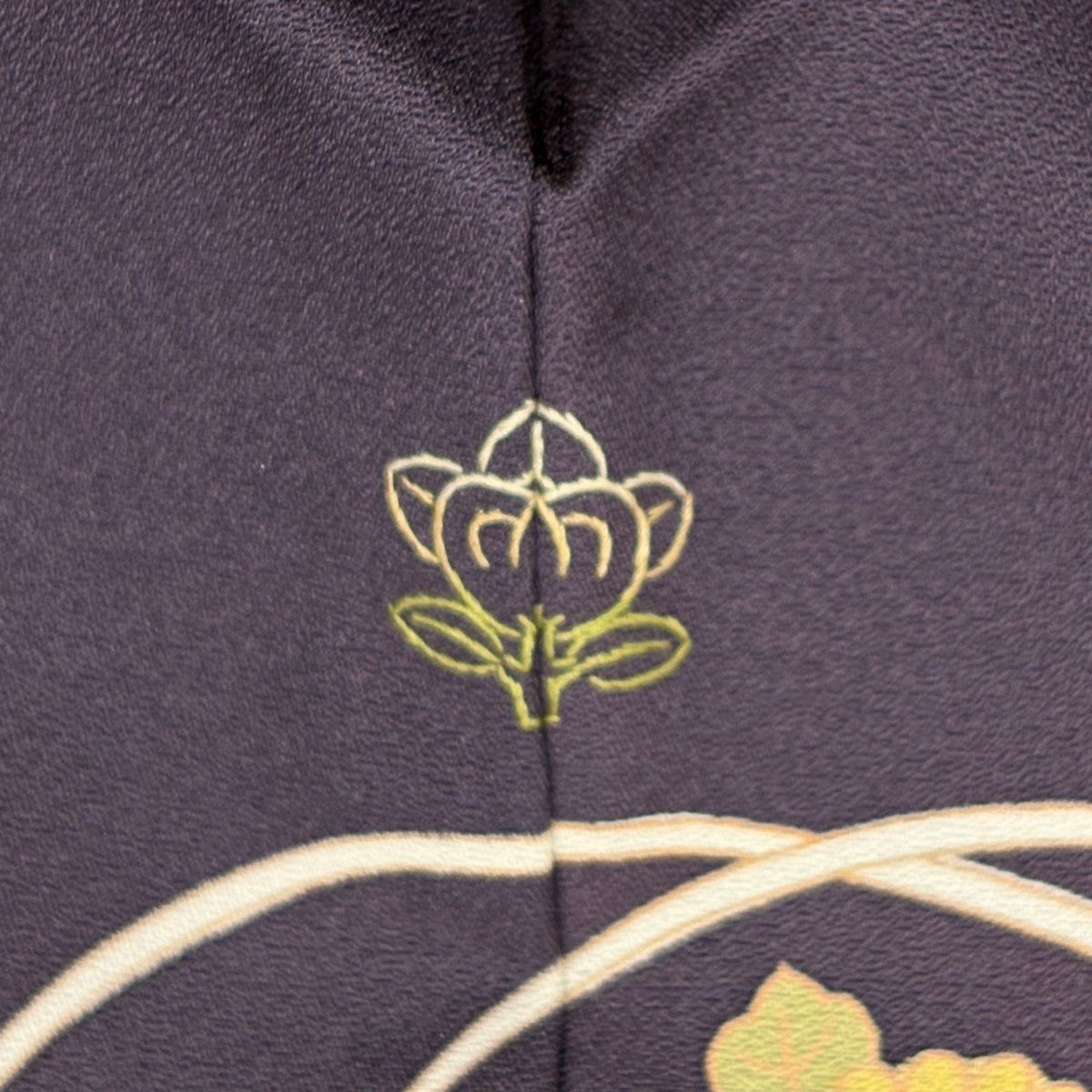 バイセル 名品 色無地 薄紫 一つ紋 菊 松 草花 紋意匠 夏 正絹 単衣（6月/9月） 161cm Lサイズ ☆☆☆☆ 色無地 特選６Aシルク 紋意匠桐竹鳳凰文 灰桜1反物1反・胴裏1枚・共色八掛1枚セット着物 色無地 正絹 反物 袷 単衣 地紋 茶道 茶席  学校行事 七五三 礼装用 入学式 卒業式 結婚 | 色無地着物専門　みやこさかえ