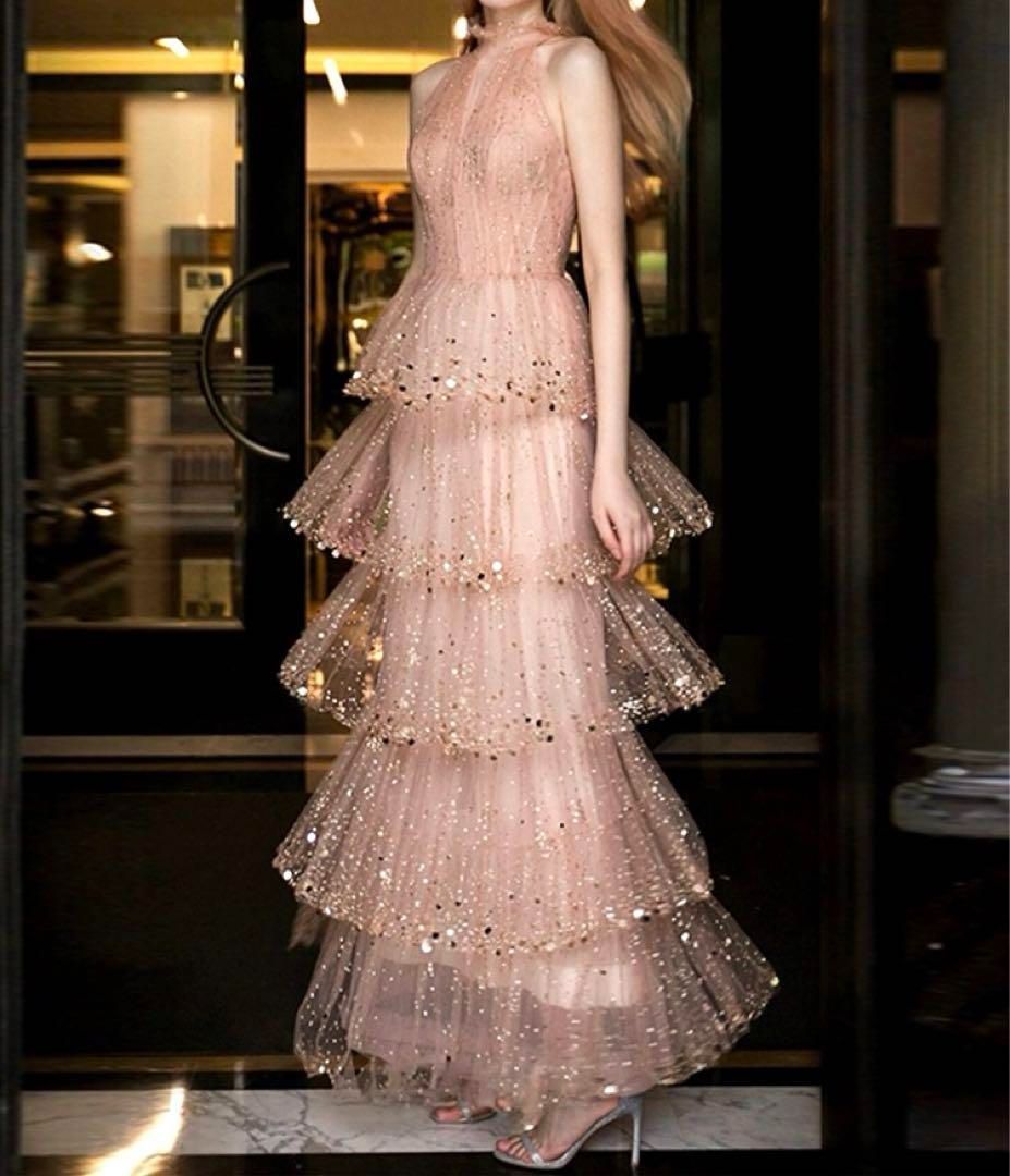 スパンコールにフリルがゴージャスなホルターネックロングドレス
