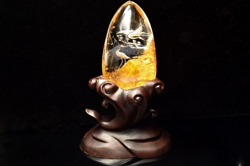 １点物 ルチル入り 繊細彫刻 ライモナイトインクォーツ 65x47x111mm 鶴内彫り 木製台座付き 置物 パワーストーン 天然石 _CG6558 宅急便