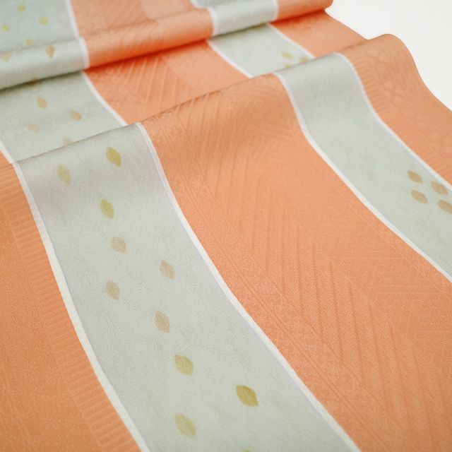 正絹帯揚げ「灰ローズ色の地にぼかしと金糸の菊の模様」 正絹帯揚げ「灰ローズ色の地にぼかしと金糸の菊の模様」 | 帯あげ