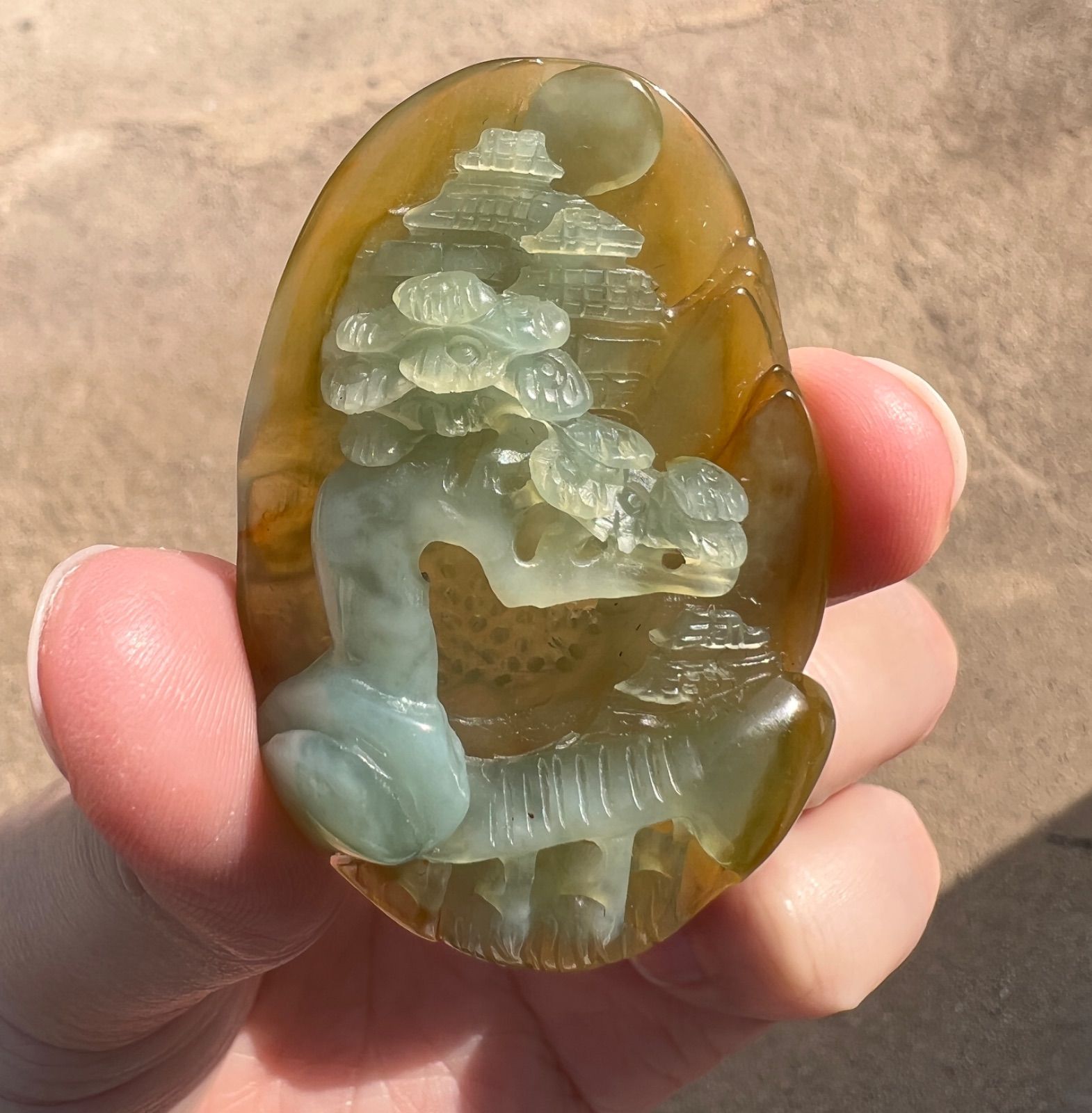 天然岫岩玉 山水風景 彫りペンダン 花玉 精工彫刻 - メルカリ