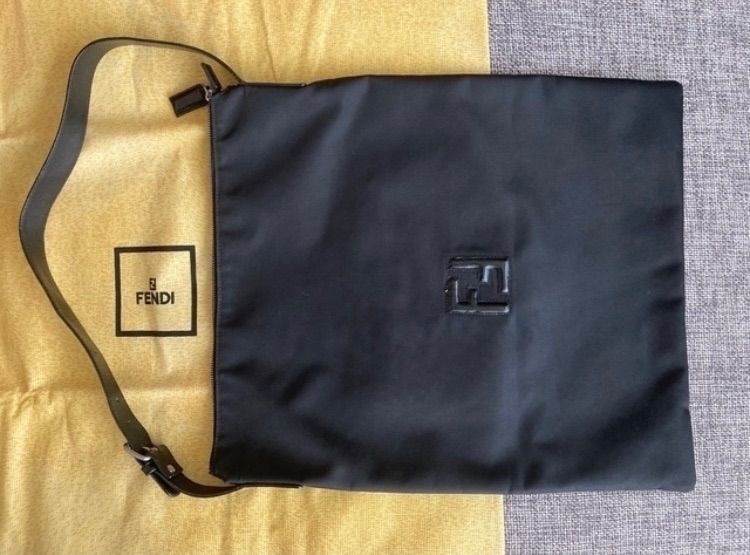 ◆  FENDI スケッチブック収納　ショルダーバッグ　未使用 稀少》 FENDI スケッチブックも収納が可能 ショルダーバッグ 未使用