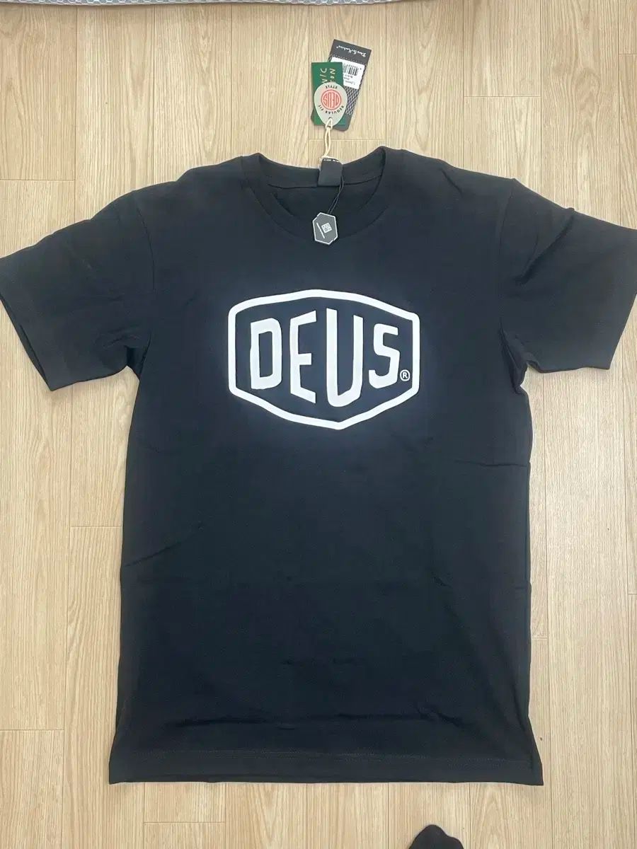 DEUS EX MACHINA(デウスエクスマキナ) 半袖 シールド Tシャツ 黒
