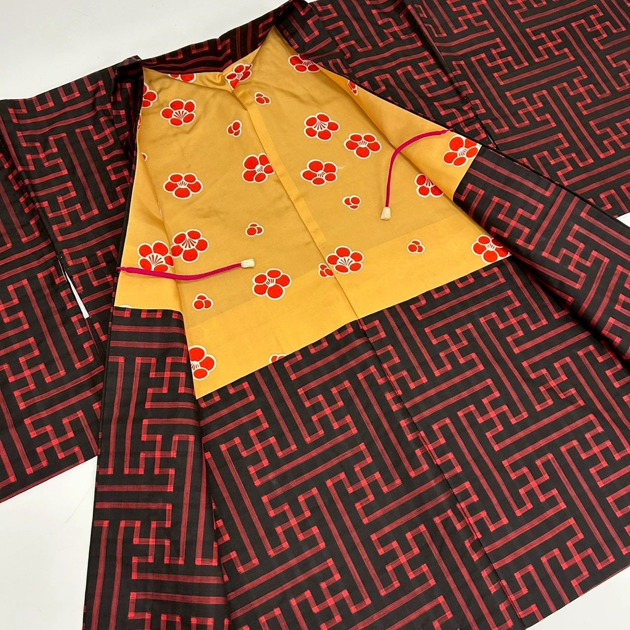 本場奄美大島琉球羽織 本場奄美大島紬 秋名バラ 龍郷 赤 希少 裄66 正絹 着物 MK-087 - メルカリ