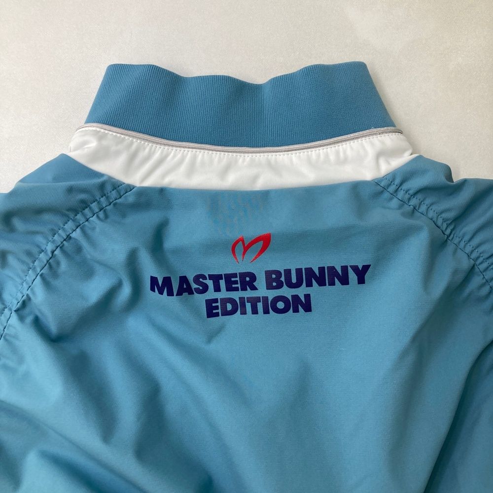 サイズ：2 MASTER BUNNY EDITION マスターバニーエディション  裏メッシュ ブルゾン  ブルー系 [240101503169] ゴルフウェア レディース ストスト サイズ：2 MASTER BUNNY EDITION マスターバニーエディション 裏