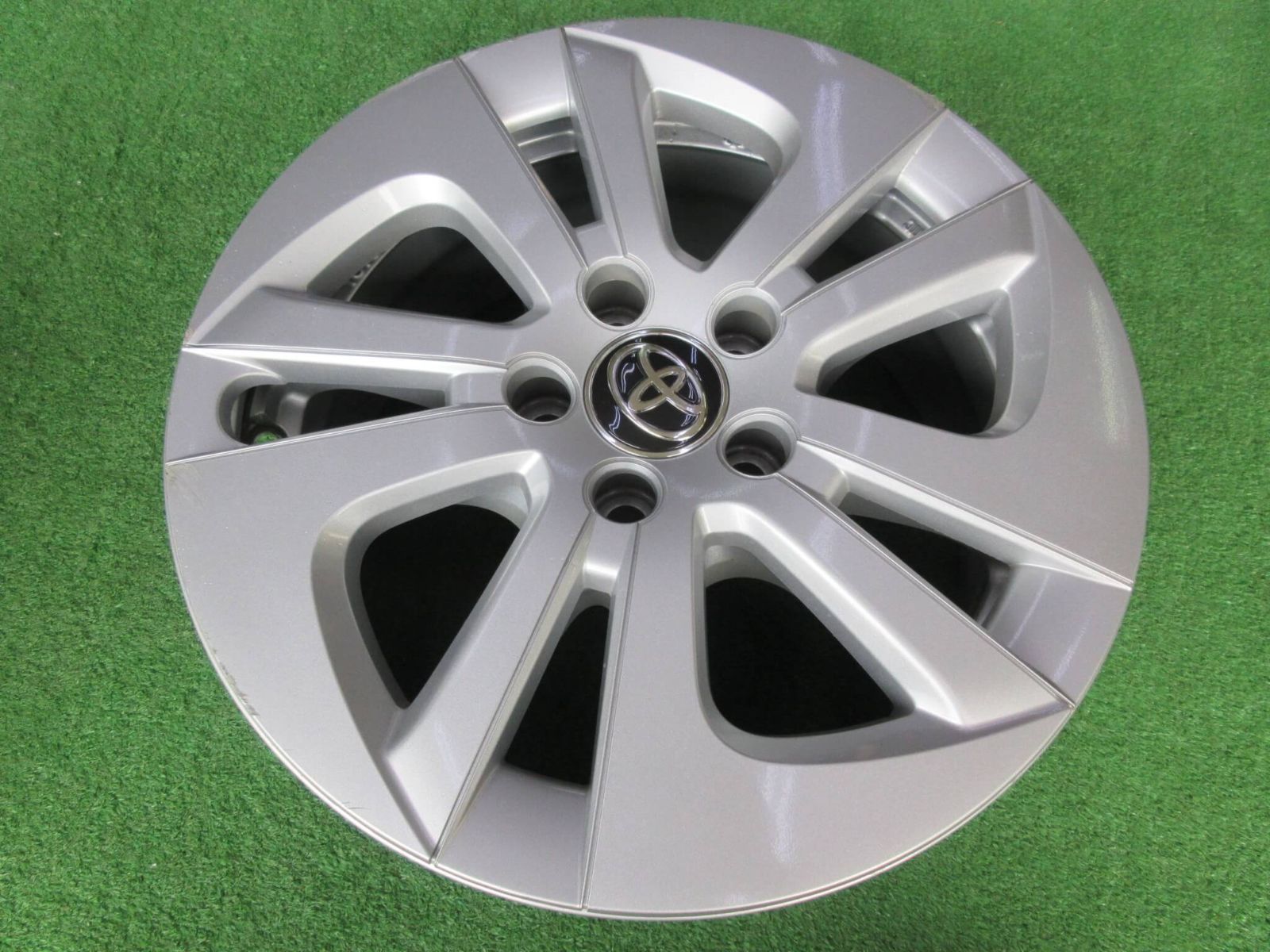 トヨタ 50系プリウス純正ホイール 6.5J-15 5H100 +40