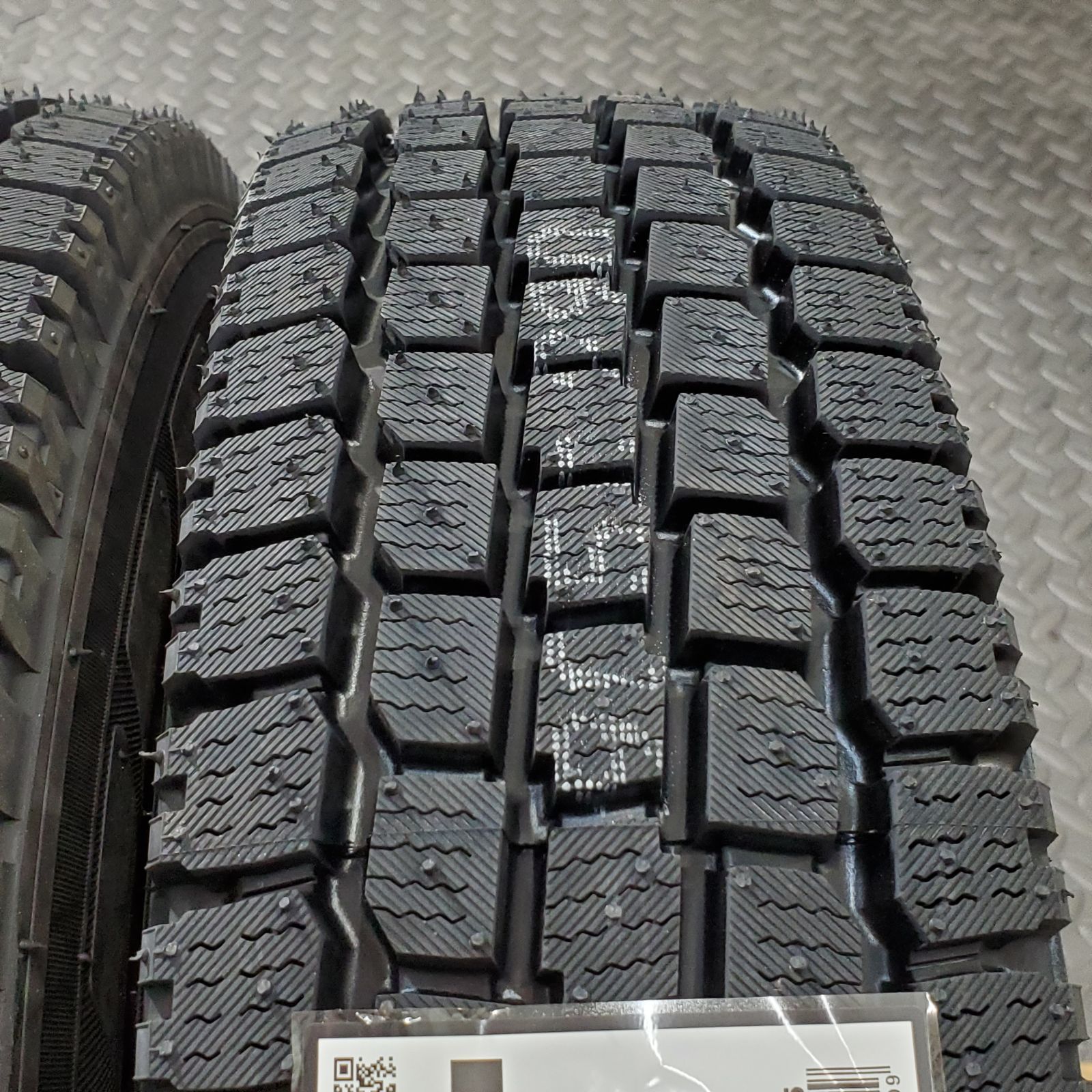 最終お送料無料 25年製 タイヤ 145 80R12 80 78N LT ヨコハマ SY01 スズキ キャリィ エブリィ スタッドレスタイヤ 冬タイヤ 1071R