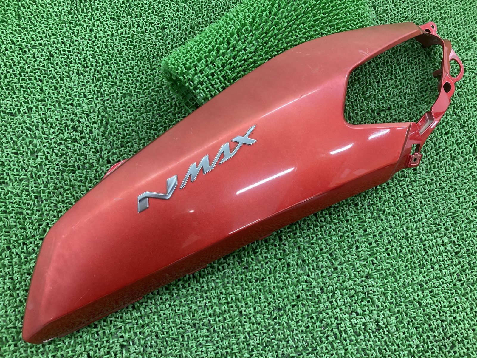 NMAX シートカウル 右 赤M 2DP ヤマハ 純正 中古 バイク 部品 SE86J N-MAX コケキズ無し 品薄 希少品 車検 Genuine