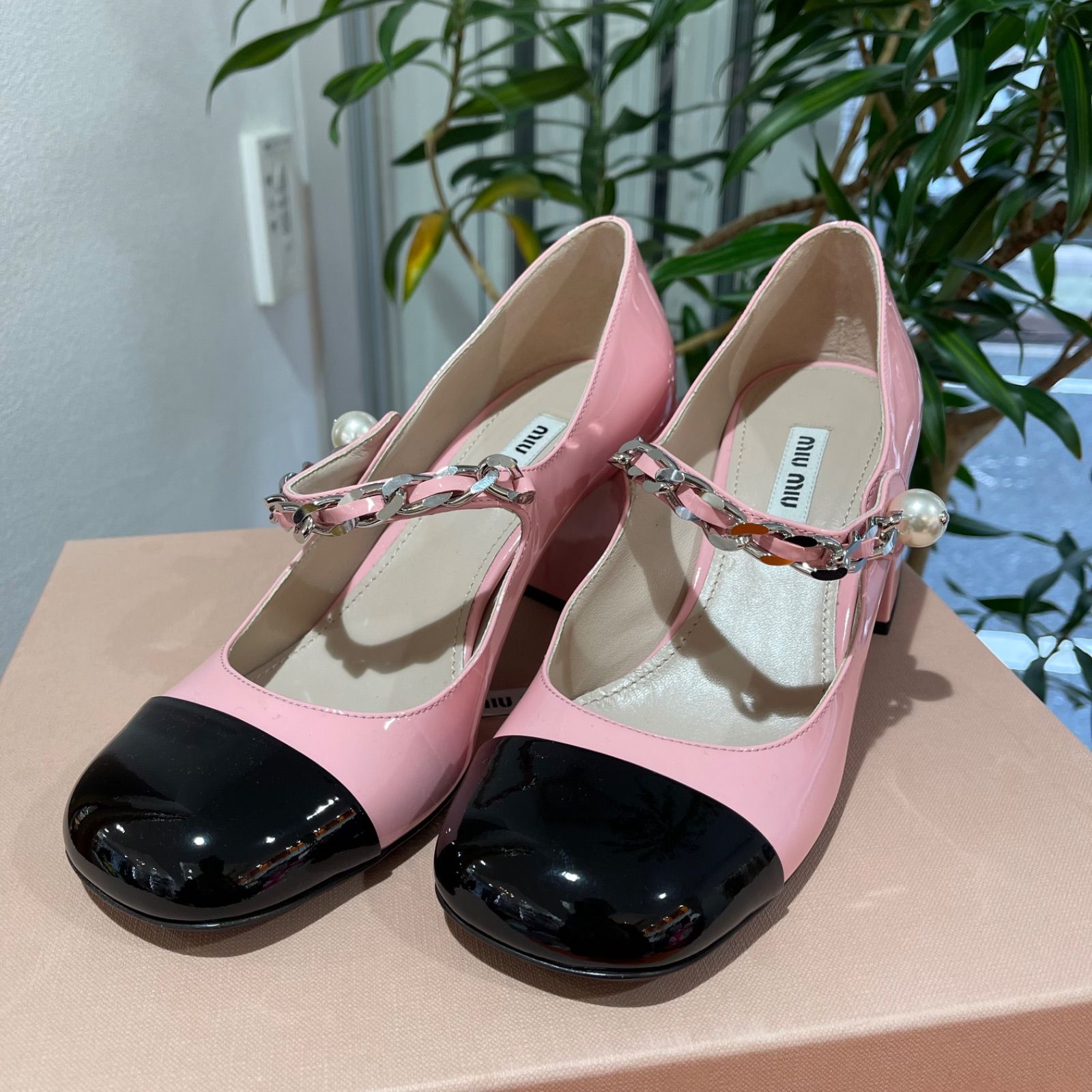 【新品】【未使用品】MIU MIU ミュウミュウ 5I248D メリージェーン コスチュームパール パンプス 36.5 パテントレザー  ピンク×ブラック シルバー金具 23FW レディース 女性用 靴 シューズ サンダル ミュール ヒール 本革 レザー