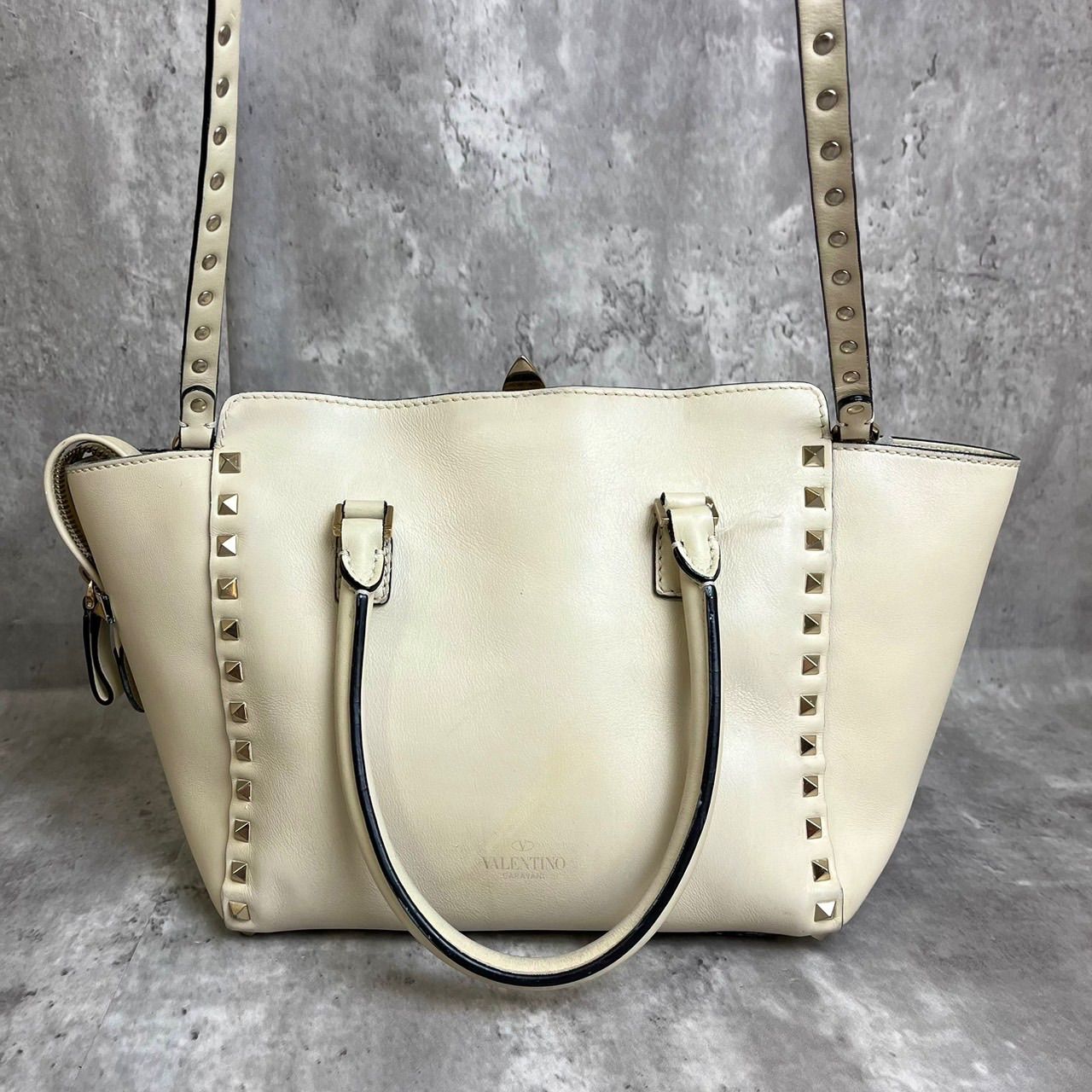 ✨希少品✨ VALENTINO ヴァレンティノ 2way ショルダーバッグ トートバッグ ロックスタッズ 留め金具 シルバー金具 ロゴ型押し  カーフレザー 肩掛け レディース ホワイトベージュ 白色 - メルカリ