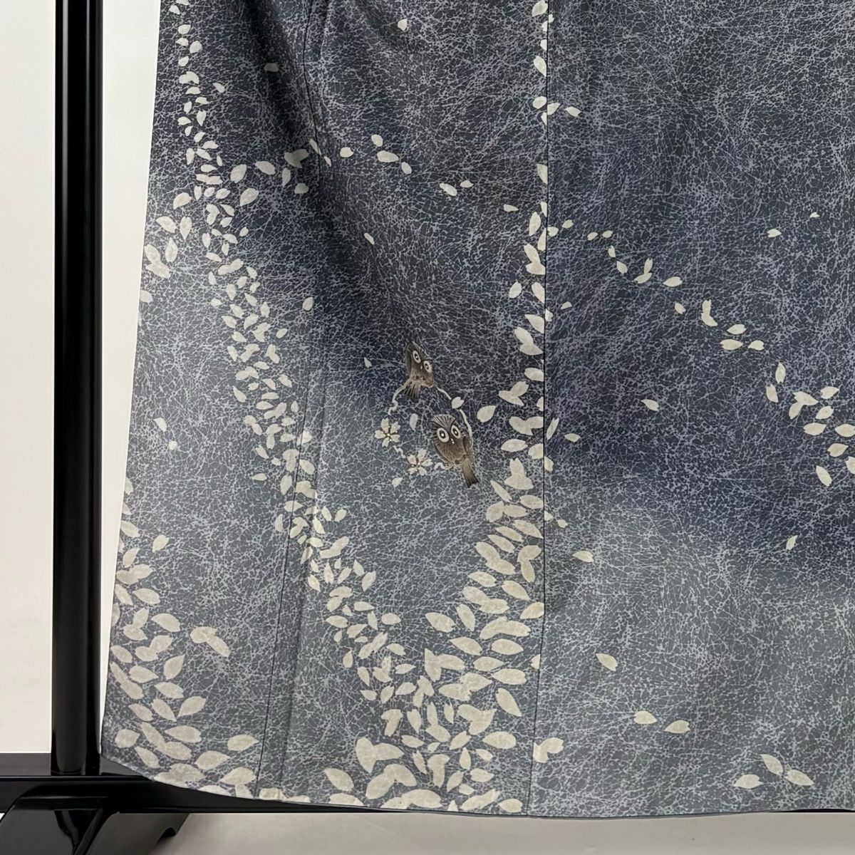 付下げ 身丈160cm 裄丈65cm M 袷 紬地 花画廊 落款 フクロウ 花びら 金彩 ぼかし 灰色 正絹