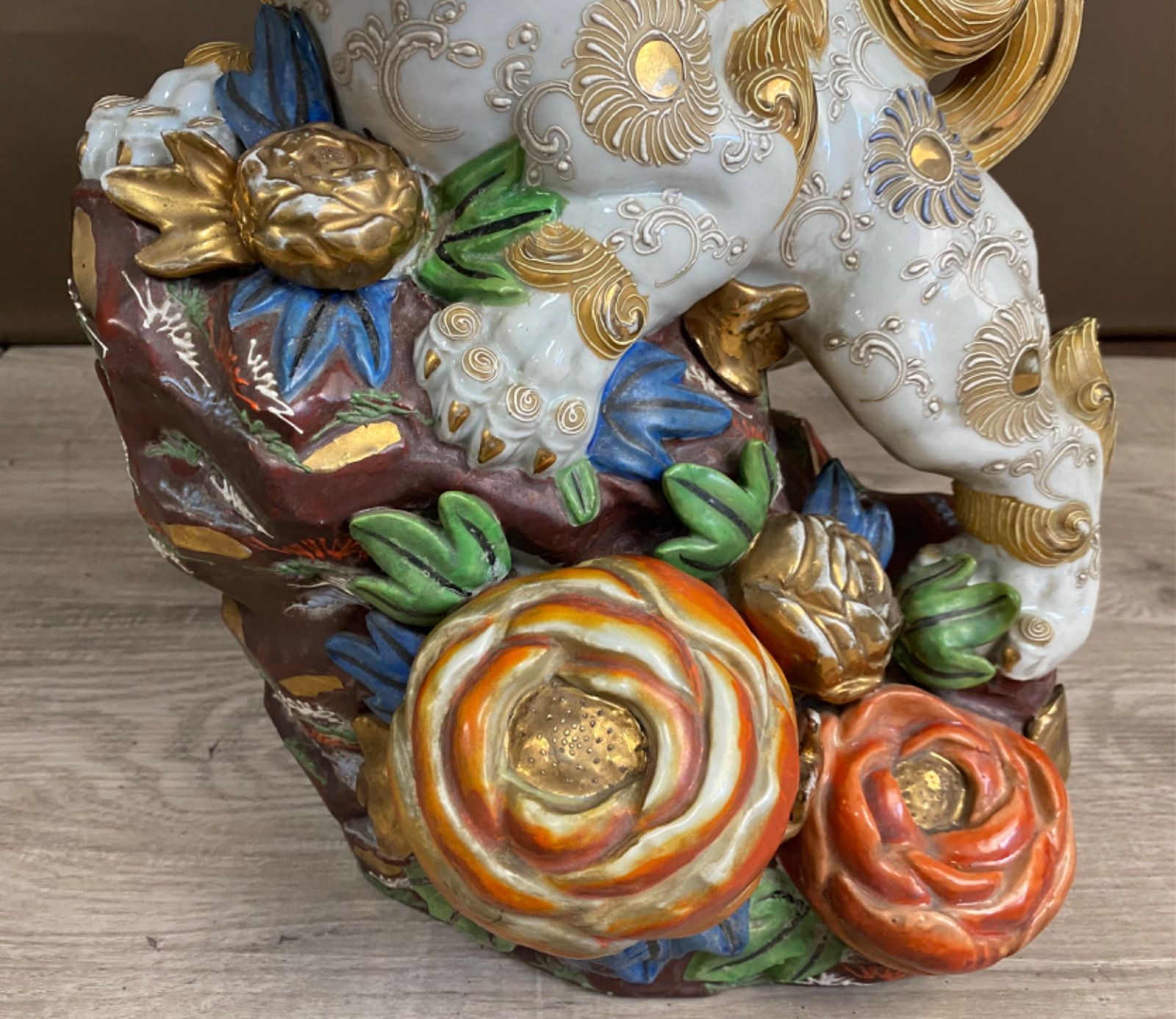 1815  九谷焼 白磁玉乗り獅子　縁起物 獅子置物 高さ約32cm  時代物 九谷焼 玉乗り獅子 陶器置物 縁起物 九谷 獅子の買取実績【錬金堂】