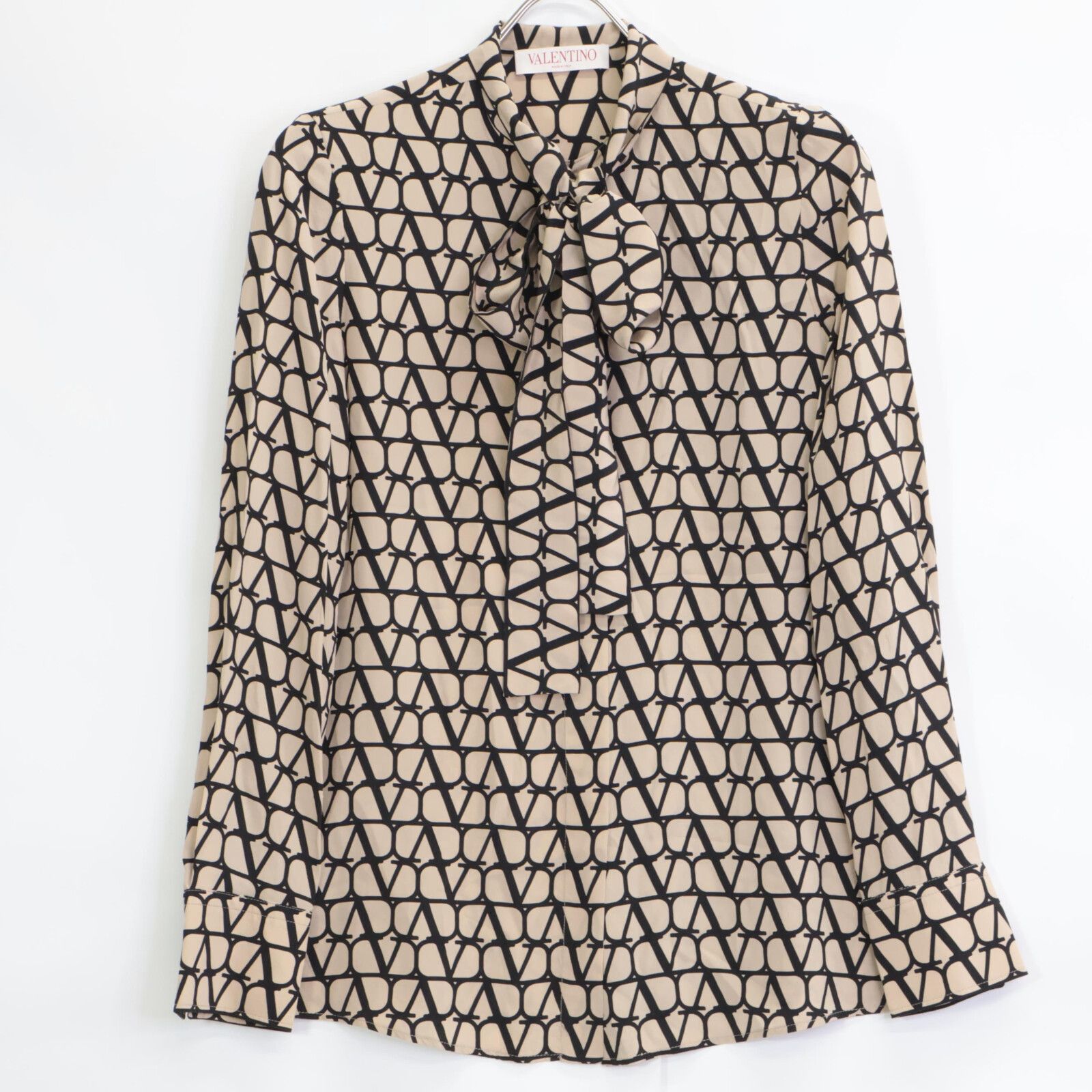 VALENTINO ヴァレンティノ 2B0AB4J27SL ベージュ×ブラック シルク100 ロゴ総柄 ボウタイ比翼シャツ 38