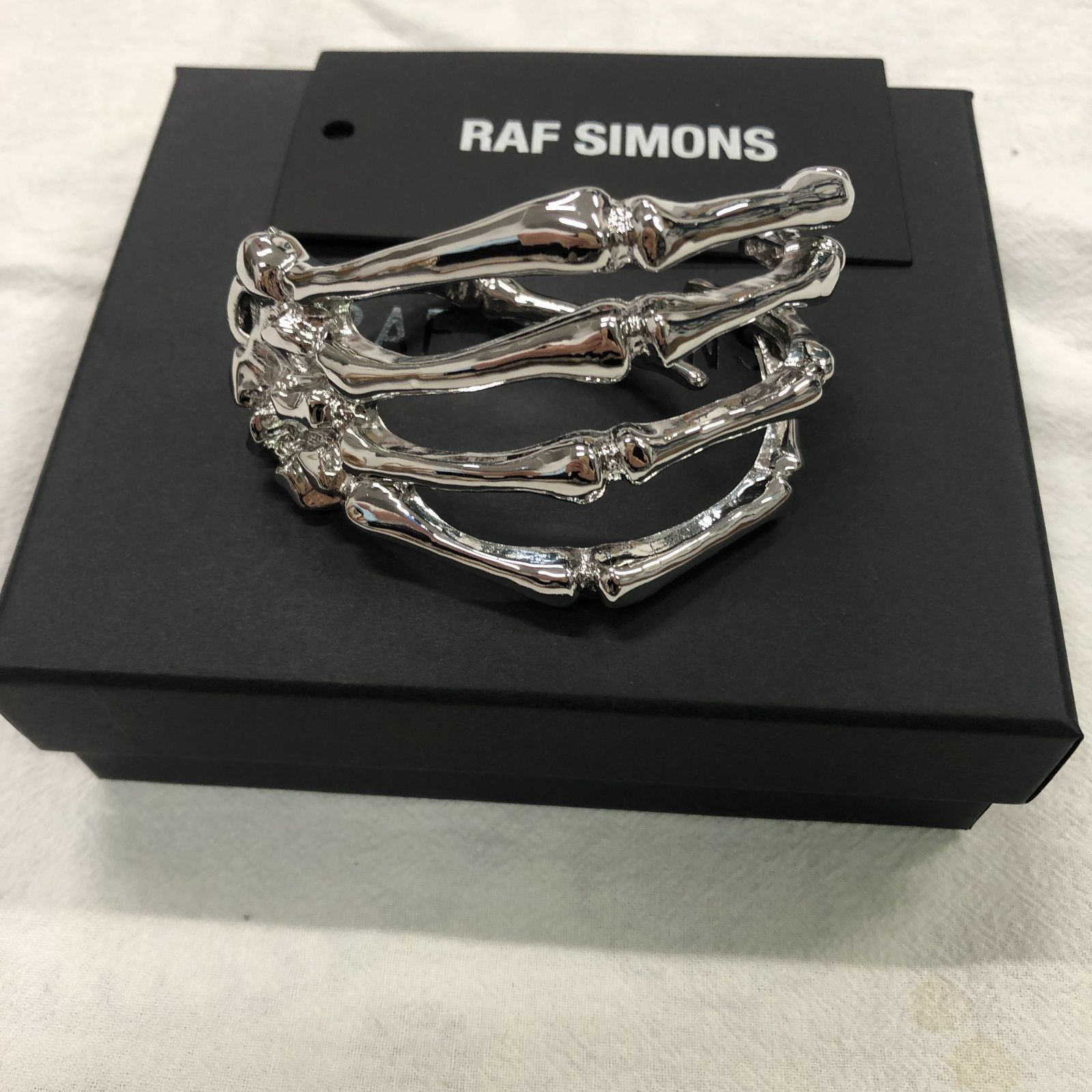 人気】RAF SIMONS スケルトンハンドブレスレット/ぎんいろ/高品質