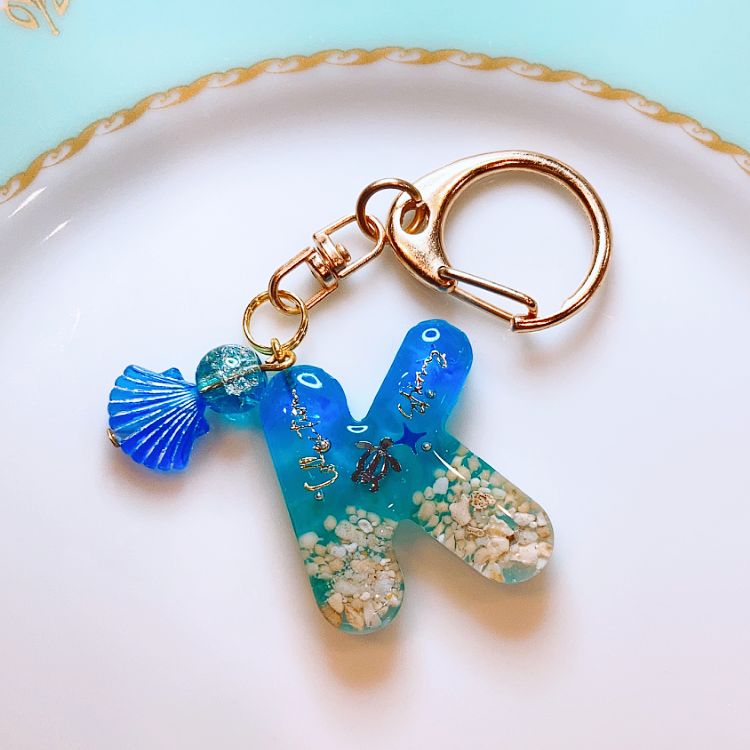 ぴょん(*^^*) 海のイニシャルキーホルダー ミニ)イニシャルキーホルダー「H」海 レジン - メルカリ