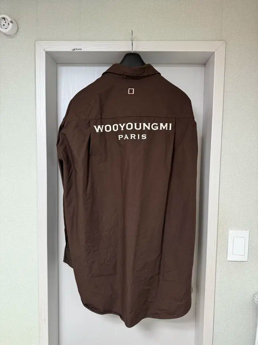 50 WOOYOUNGMI ウーヨンミ バックロゴ シャツ 茶色