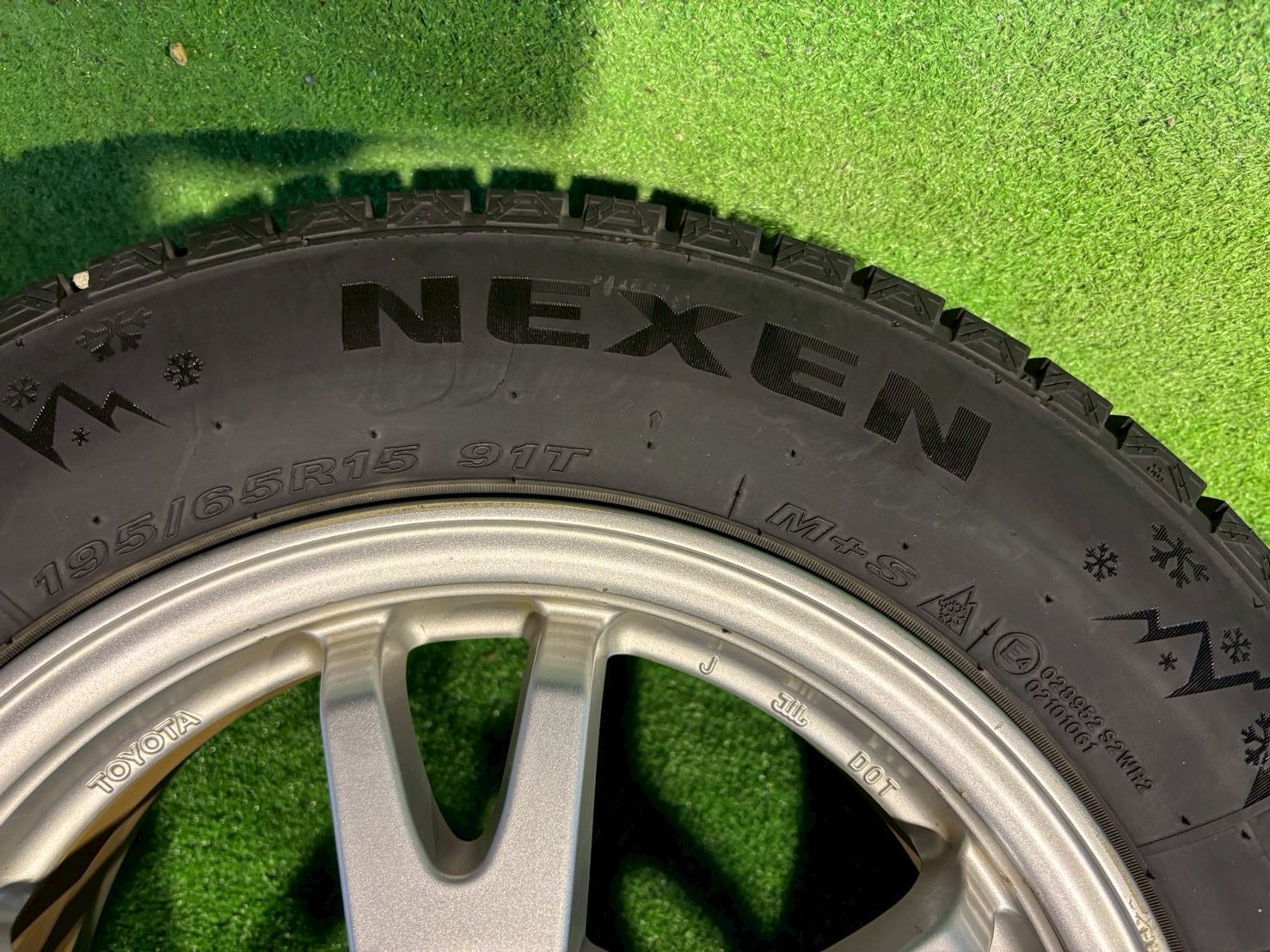 ZVW30前期 スタッドレスタイヤ純正ホイールセット