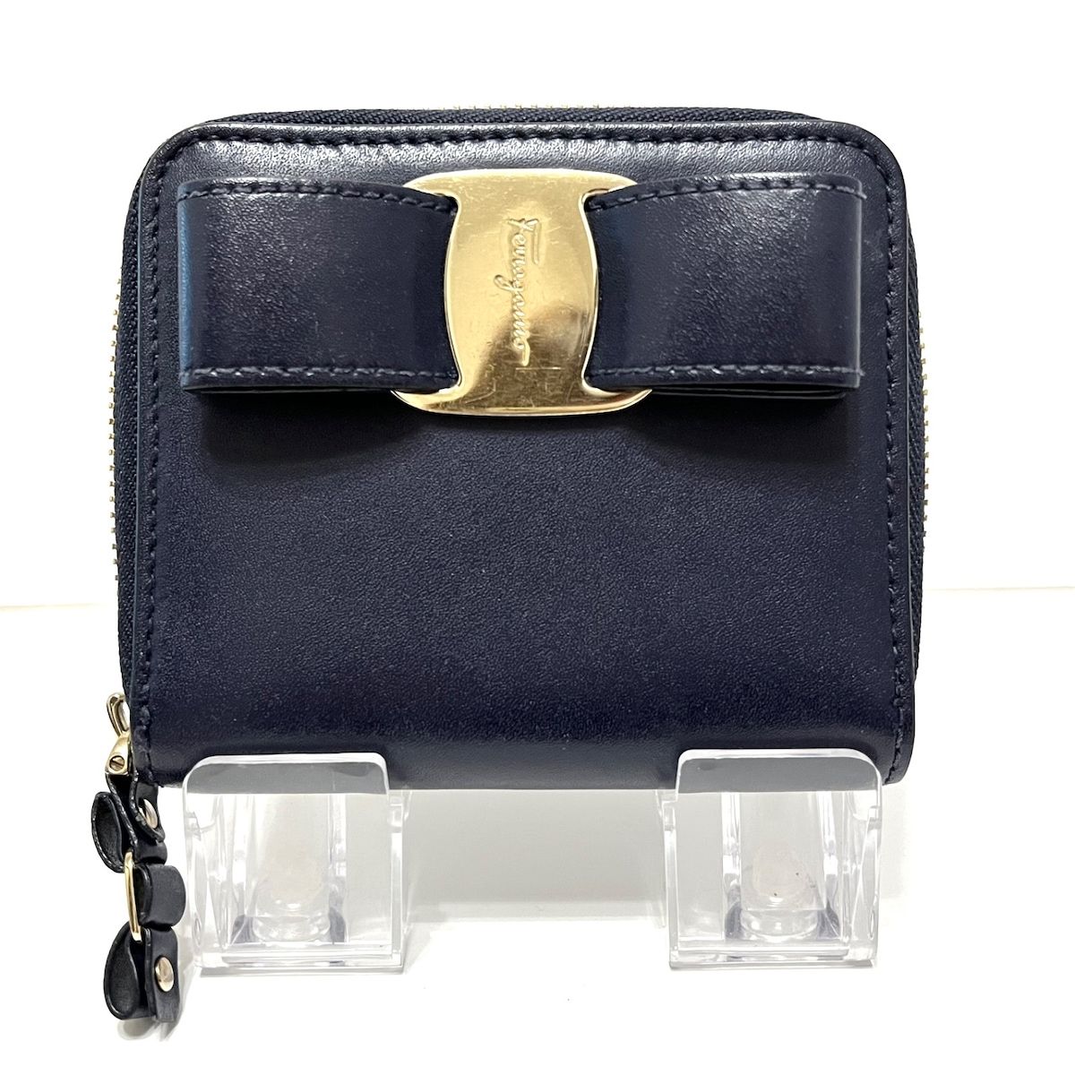 SalvatoreFerragamo(サルバトーレフェラガモ) 2つ折り財布 ヴァラ 22D278 ダークネイビー ラウンドファスナー レザー