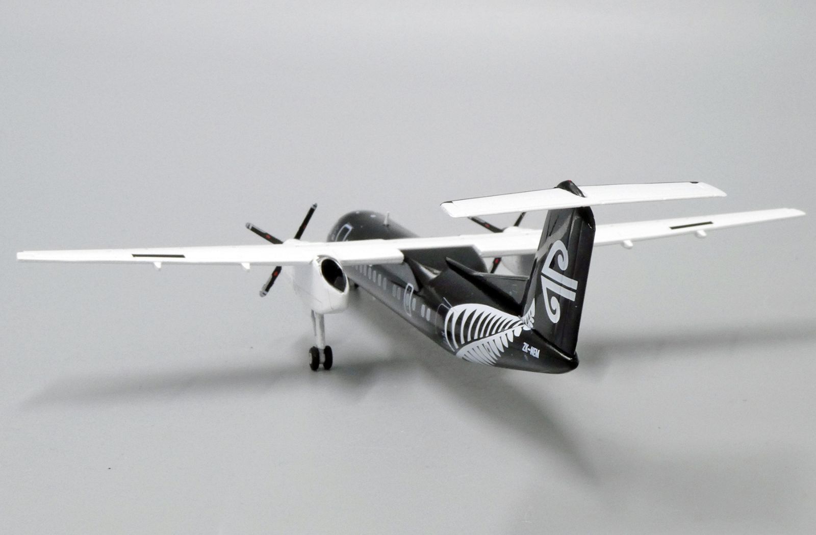【非売品 美品】 Dash8 Q300 航空機模型 ソリッドモデル 模型・プラモデル Jcwings ニュージーランド航空 Dash8-Q300 ZK-NEM 1