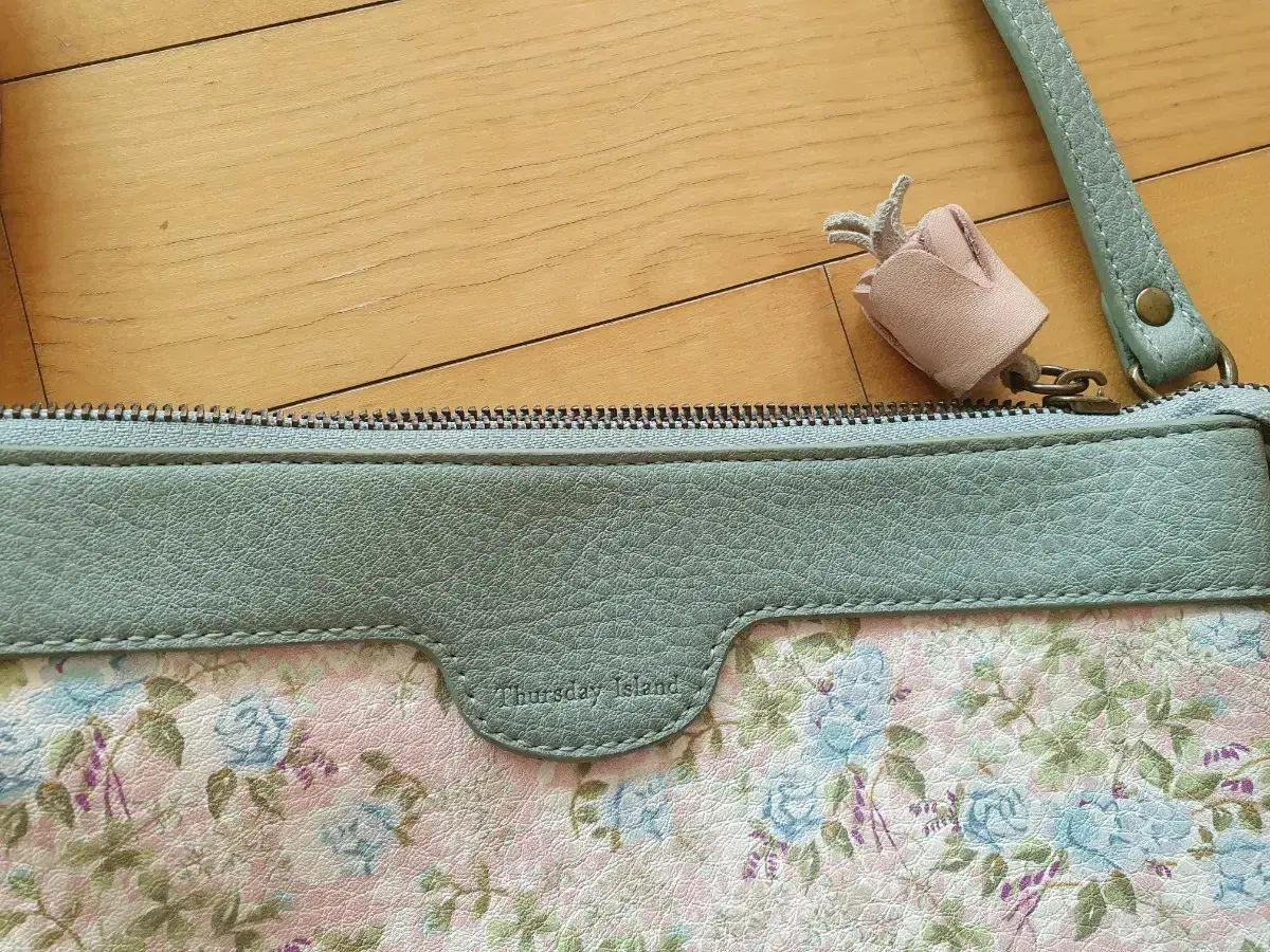 써쓰데이 Island ㅡフラワー パータン ミニ クロスバッグ