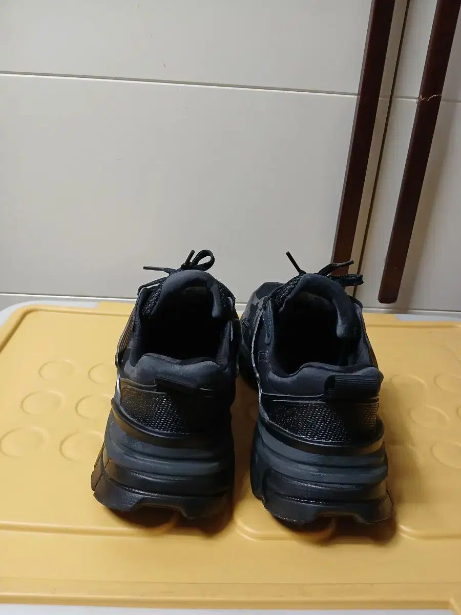 最大35％offセール。 ナイキ ブラック メッシュ スニーカー 275 驚くほどの