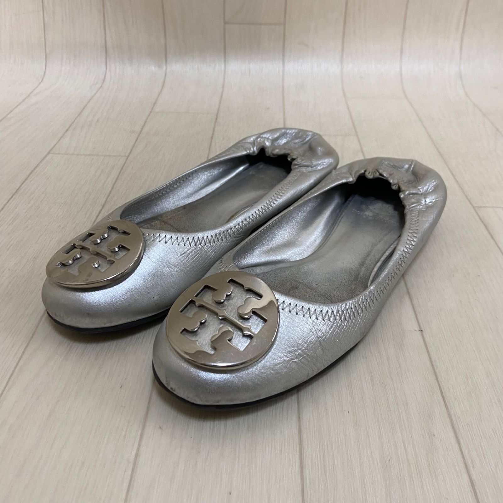 極美品　Tory Burch トリーバーチ フラットシューズ シルバー22.5 TORY BURCH/トリーバーチ フラットシューズ シルバー 22.5cm